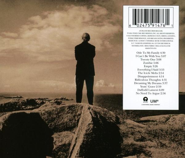 Ein Mann steht auf einem Felsen mit Blick auf das Meer. Albumcover, Text rechts.