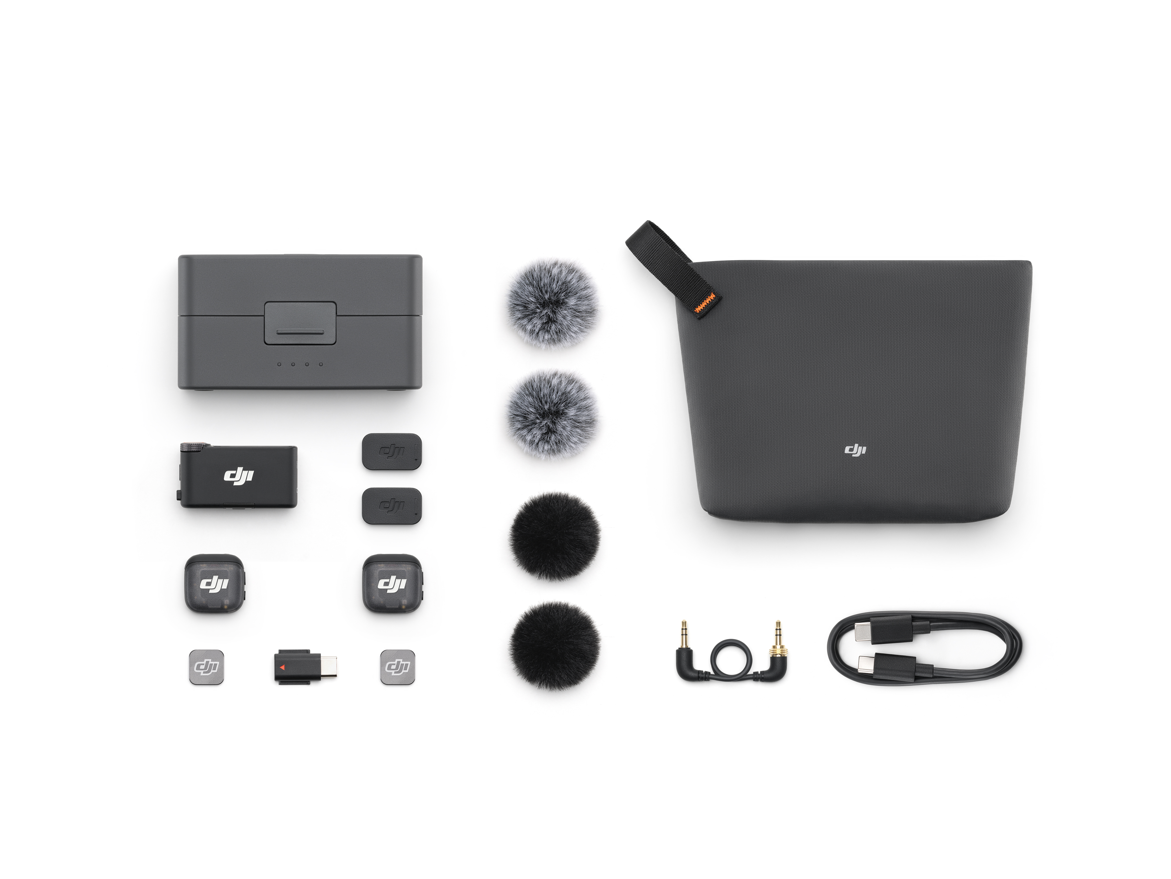 DJI-Funkmikrofon-Kit auf Weiß. Enthält Ladekoffer, Mikrofone, Windschutz, Beutel, Kabel und Adapter.