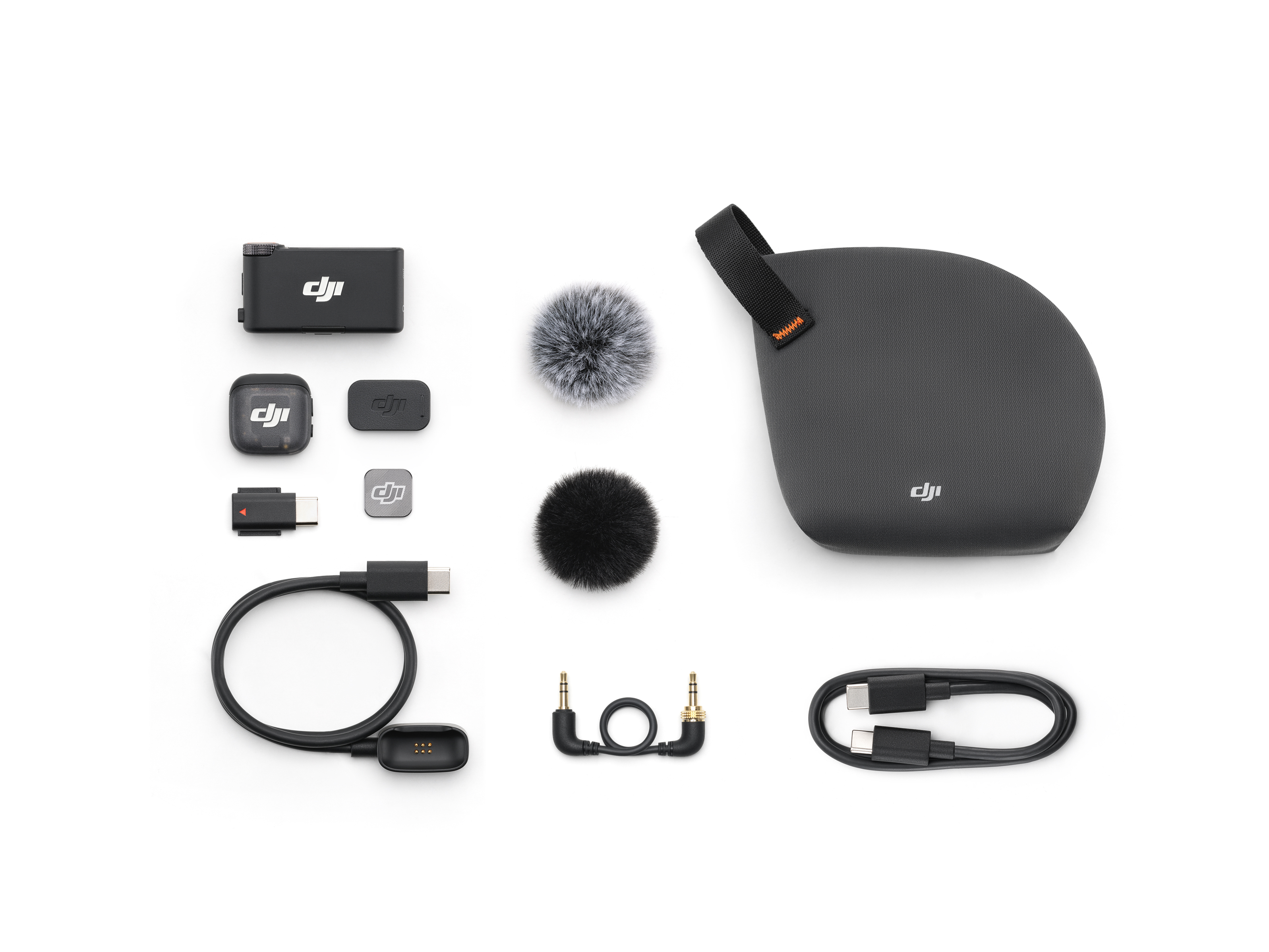 DJI-Mikrofon-Kit auf weißem Hintergrund. Enthält Mikrofone, Kabel, Tragetasche und Windschutz. Schwarz und Grau dominieren.
