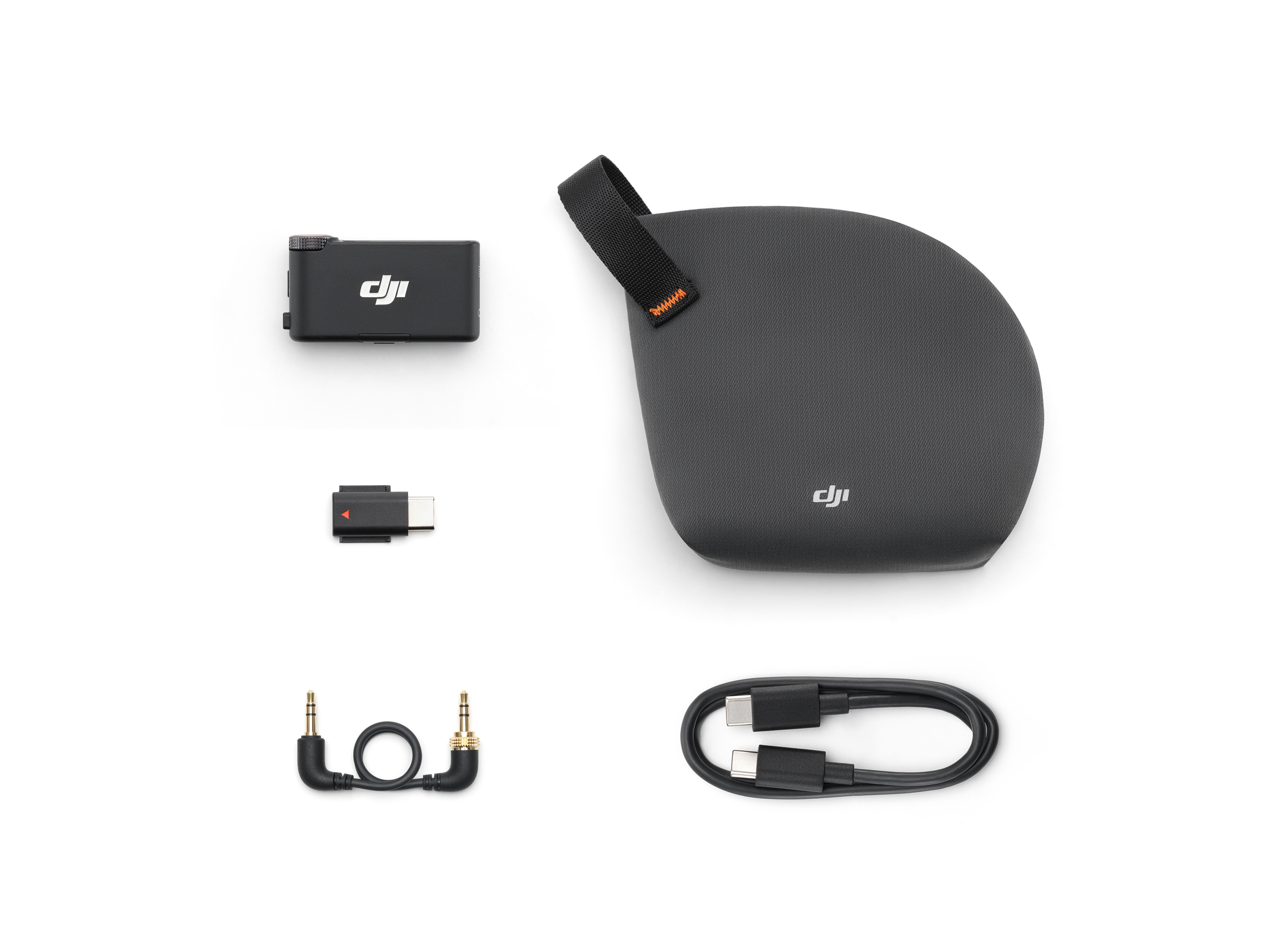 DJI-Produktset auf Weiß. Enthält eine schwarze Hülle, ein Mikrofon, Adapter, Kabel und Audioanschlüsse.