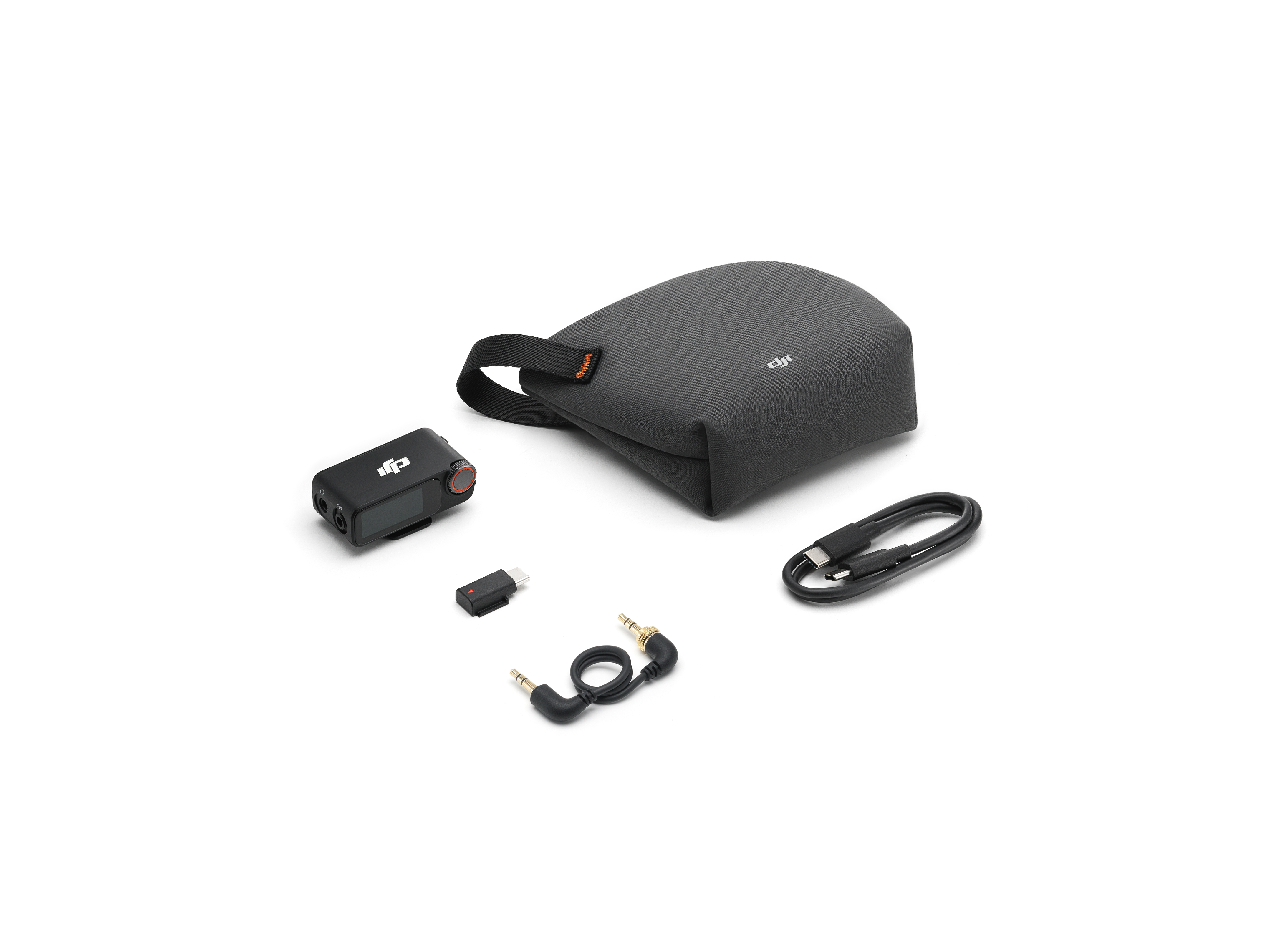 DJI-Audio-Kit-Komponenten: ein Empfänger, eine Tragetasche, ein USB-C-Kabel, ein USB-Adapter und Audiokabel auf weißem Hintergrund.