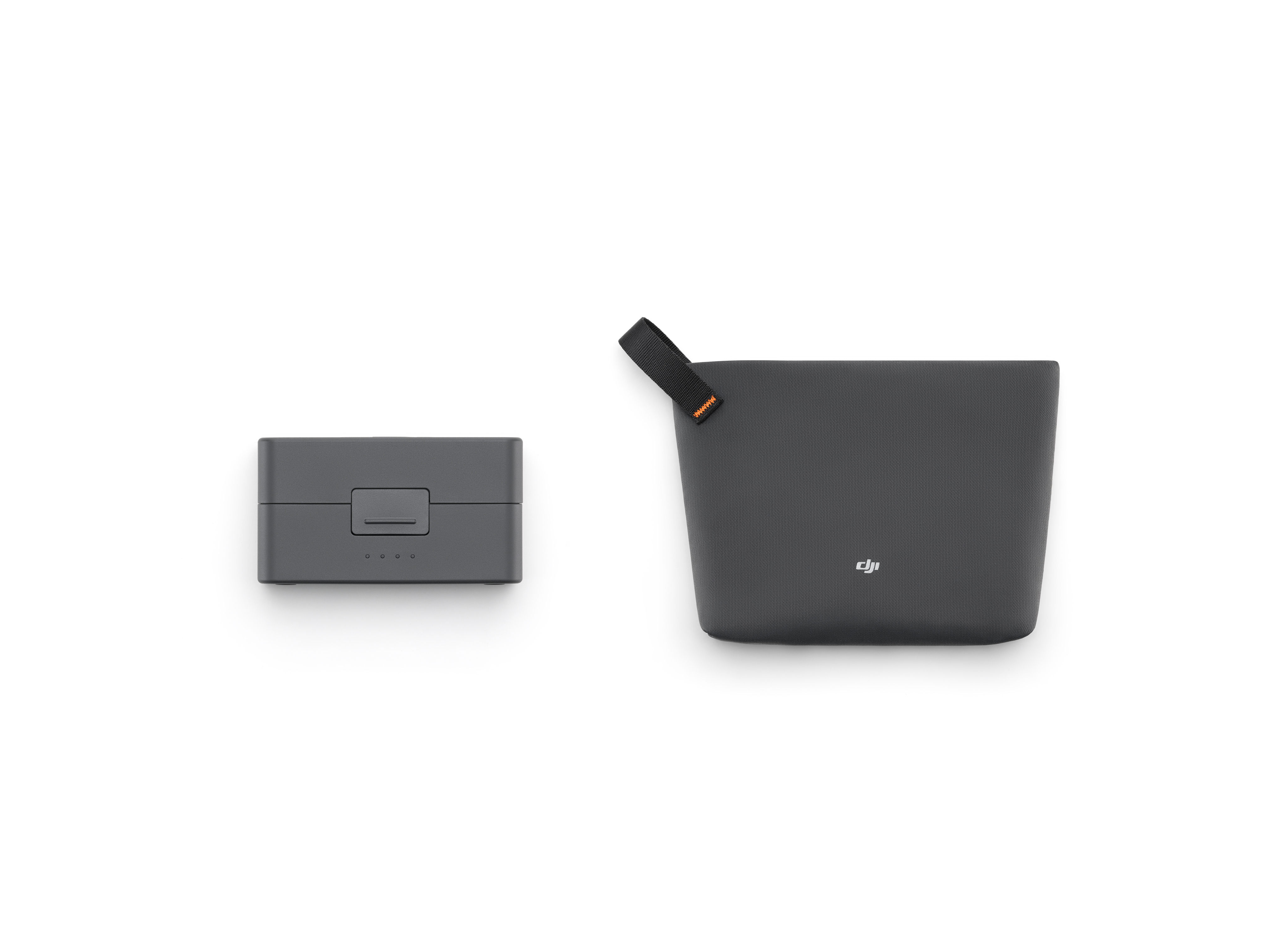 Zwei graue Drohnen-Zubehörteile auf weißem Hintergrund. Eine ist eine Box, die andere eine Tasche mit schwarzem Griff und DJI-Logo.