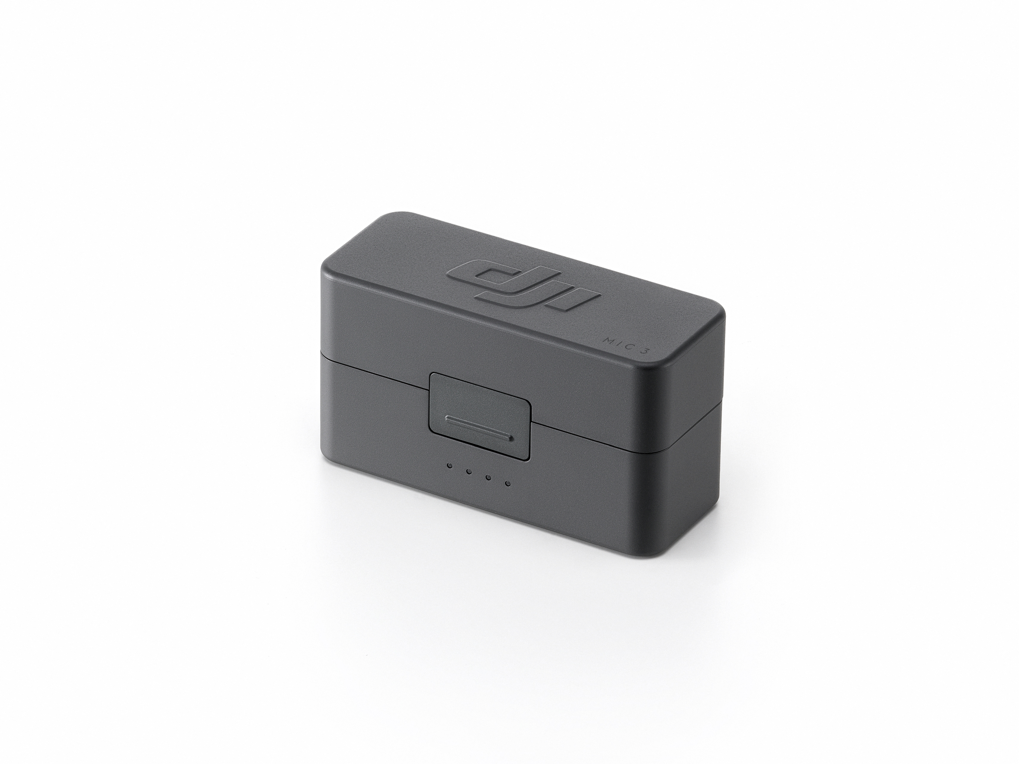 Eine dunkelgraue rechteckige Hülle mit DJI-Logo, MIC 3-Text und kleinem Knopf auf weißem Hintergrund.