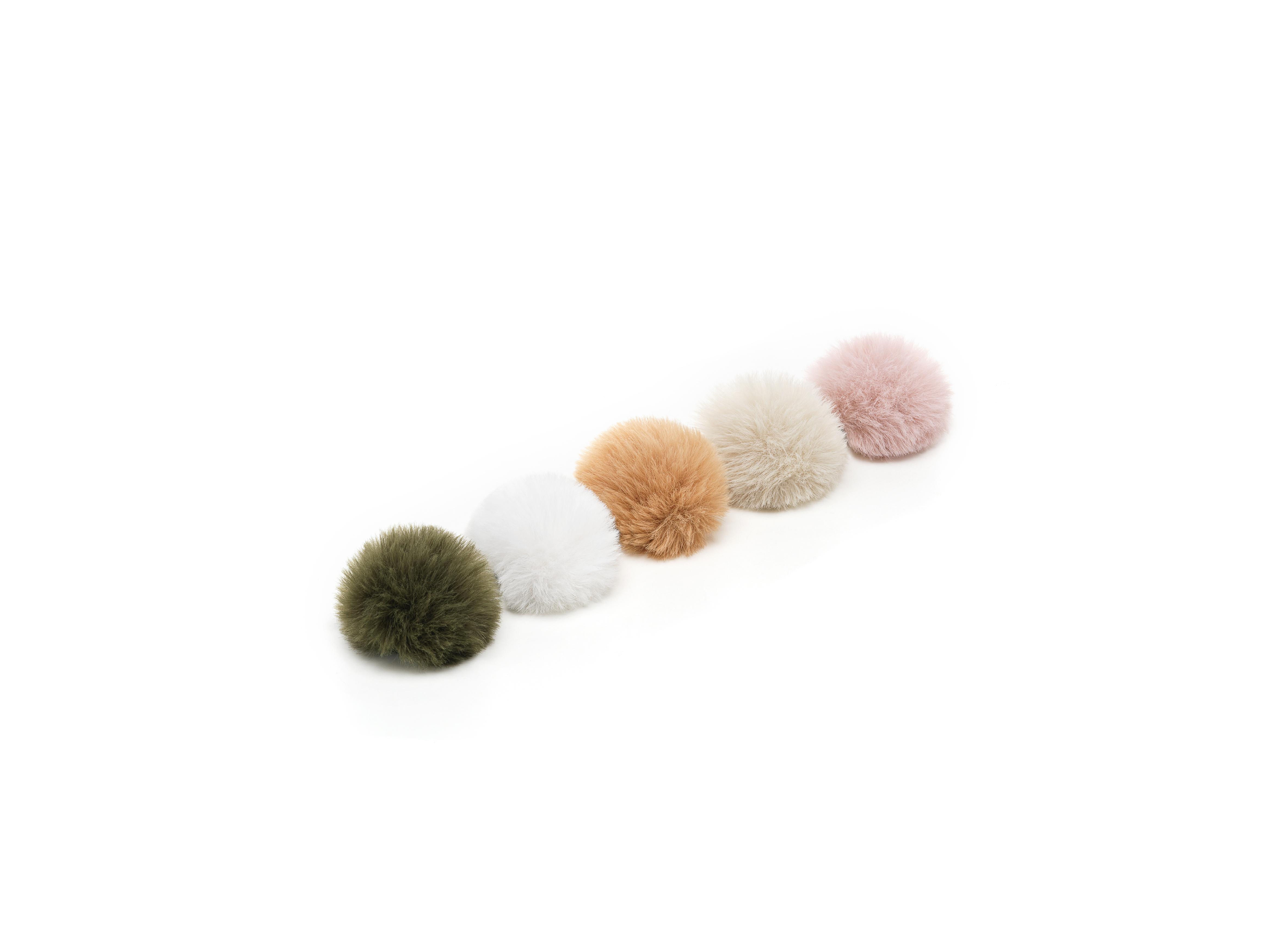 Fünf flauschige Pompons in einer Reihe, jede in einer anderen Farbe: Grün, Weiß, Hellbraun, Beige und Rosa, vor weißem Hintergrund.