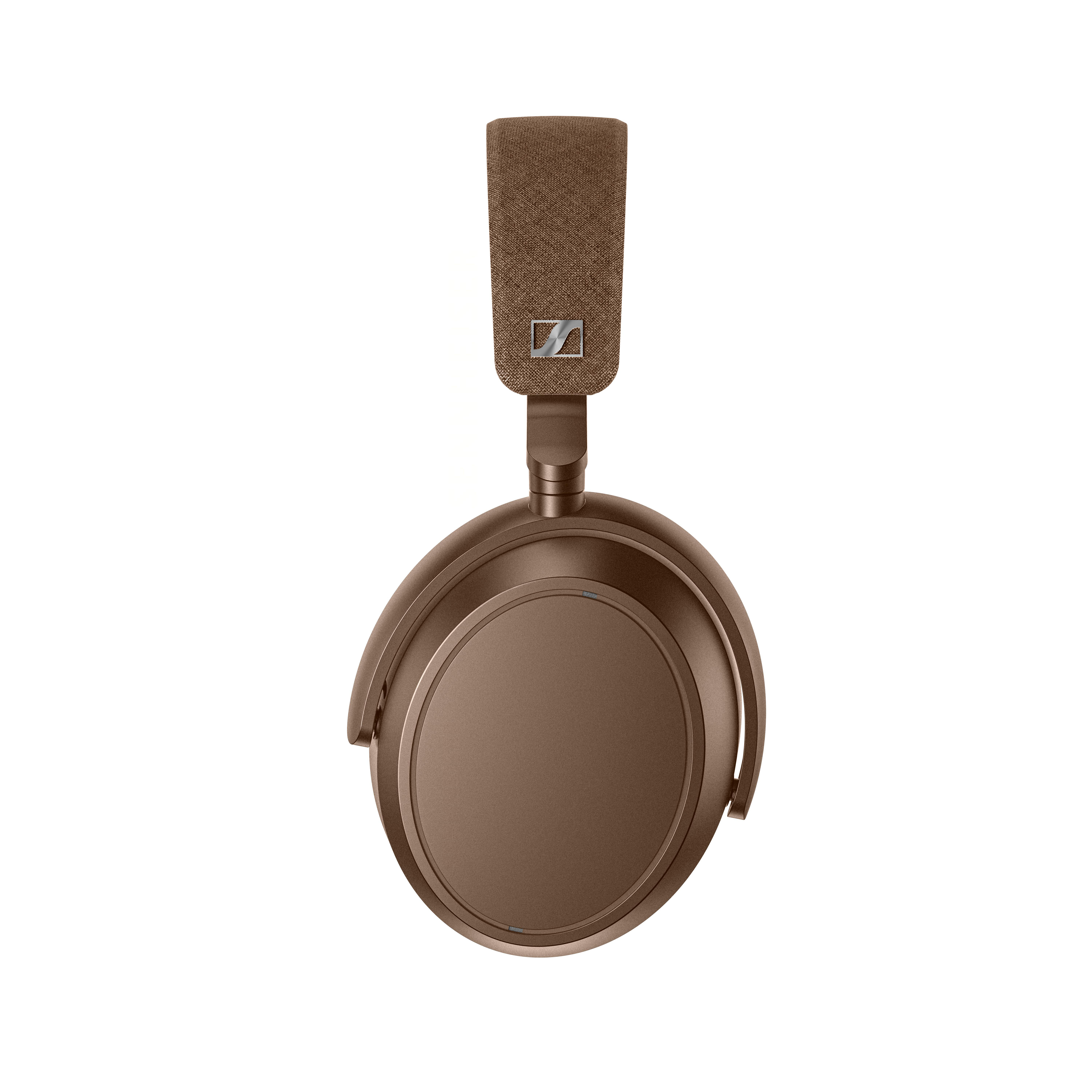 Braune Kopfhörer auf Weiß. Die Kopfhörer haben ein gepolstertes Kopfband und Ohrmuscheln. Das Sennheiser-Logo ist sichtbar.
