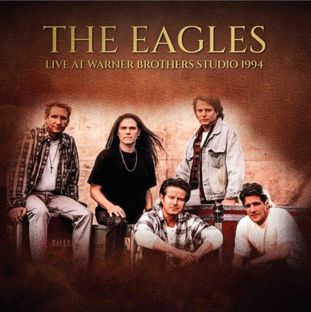Az Eagles együttes tagjai pózolnak. A cím: 'The Eagles Live at Warner Brothers Studio 1994'. Barna háttér.