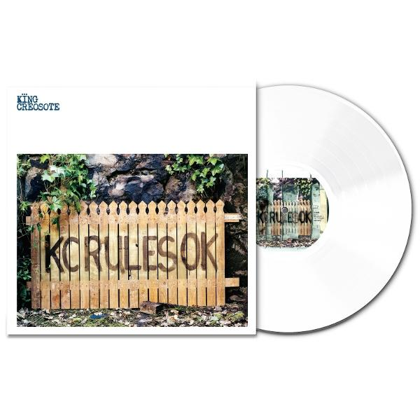 Albumcover mit einem Holzzaun mit der Aufschrift "KC RULES OK". Rechts befindet sich eine weiße Schallplatte.