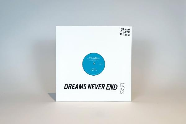 Ein weißes Albumcover mit einer blauen Schallplatte. Text: 'Dreams Never End' und 'Kleen Plate Club'.