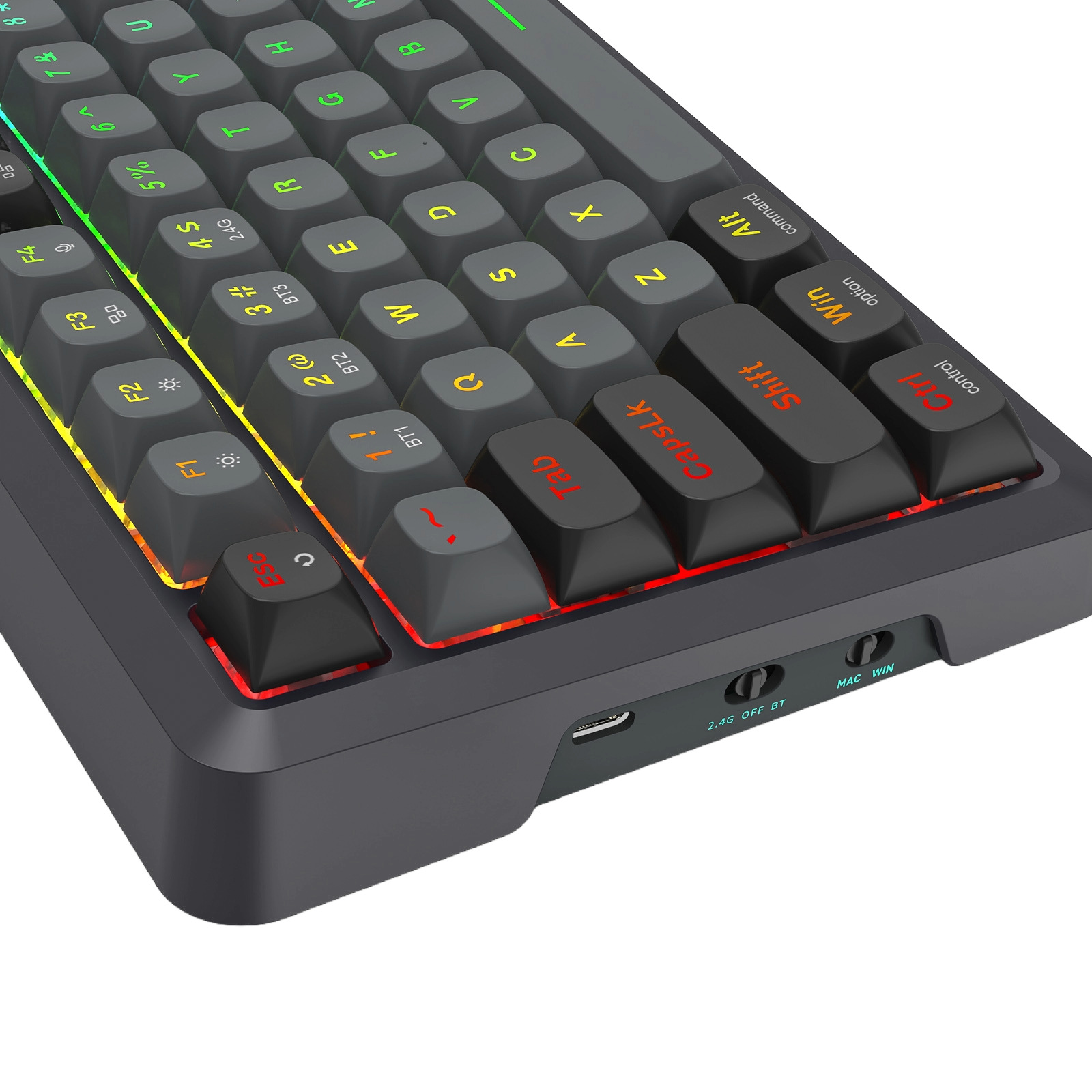 Zbliżenie klawiatury mechanicznej. Szare klawisze z białymi i kolorowymi literami. Widoczne czerwone i pomarańczowe podświetlenie.