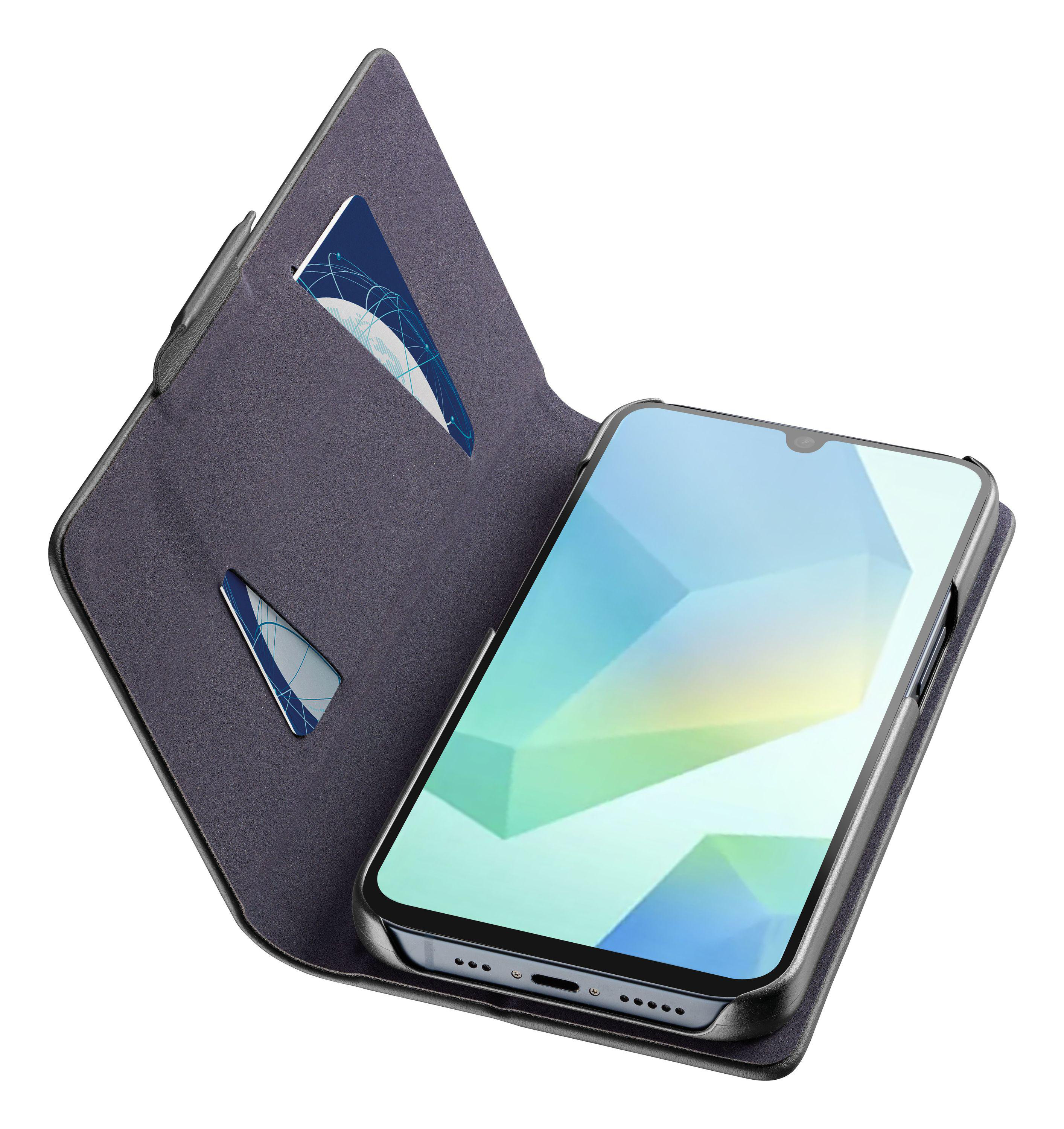 Ein Smartphone in einer dunkelgrauen Hülle mit blau-weißem Muster auf dem Bildschirm, auf weißem Hintergrund.