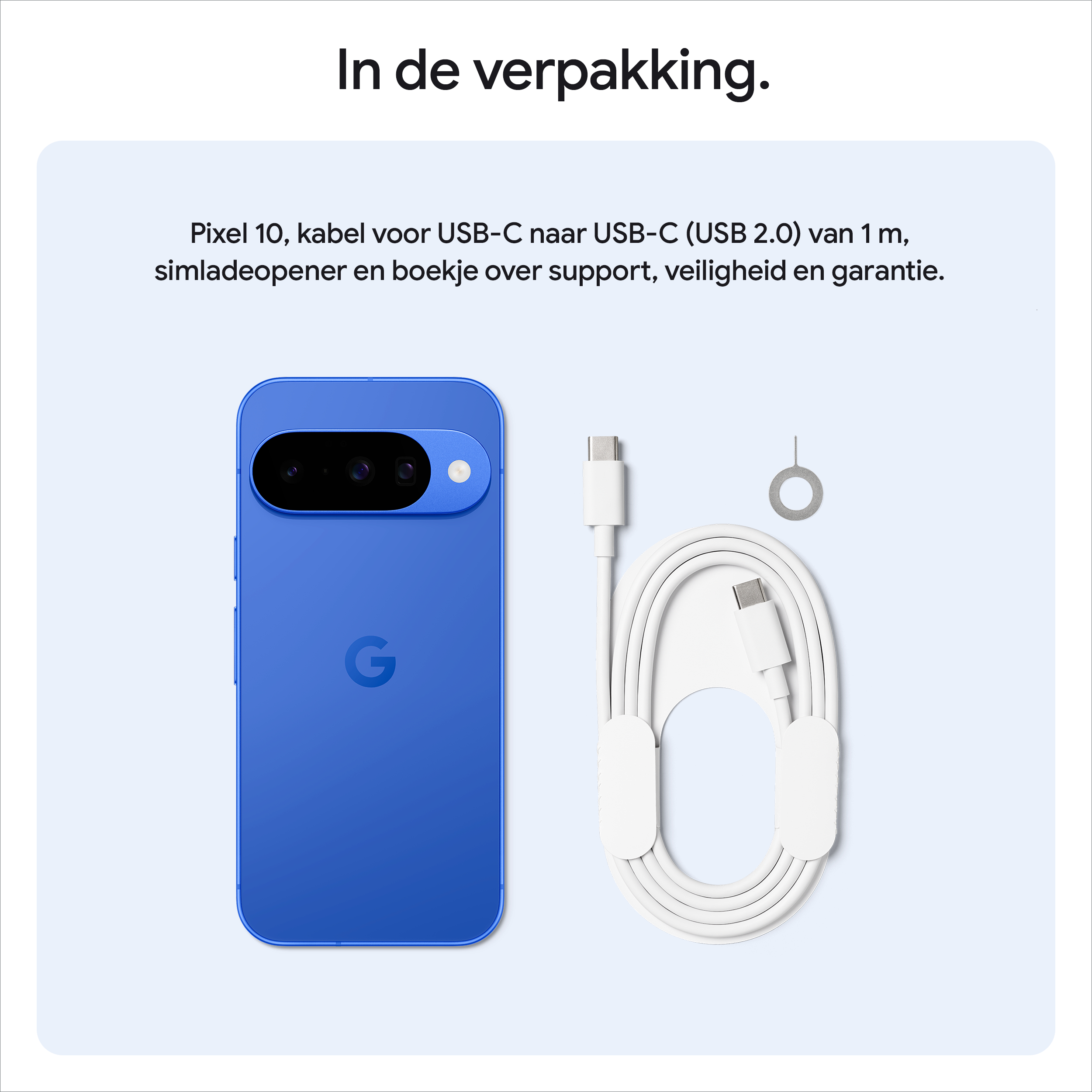 Blauwe Pixel 10 telefoon, witte USB-C kabel, SIM-opener en een boekje. Lichtblauwe achtergrond.