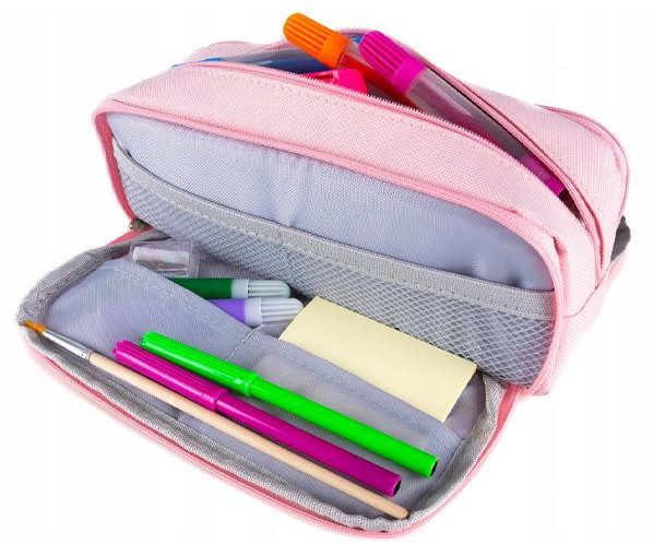 Otwarty różowy piórnik, pokazujący markery, pędzel i karteczki samoprzylepne. Markery są zielone, fioletowe, pomarańczowe i różowe.