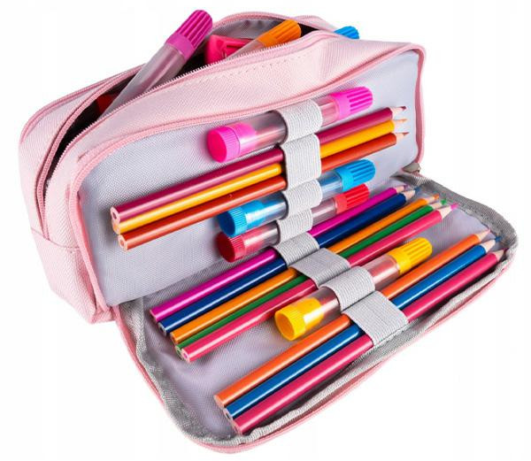 Różowy piórnik wypełniony kredkami i markerami. Piórnik jest otwarty, pokazując zawartość w środku.