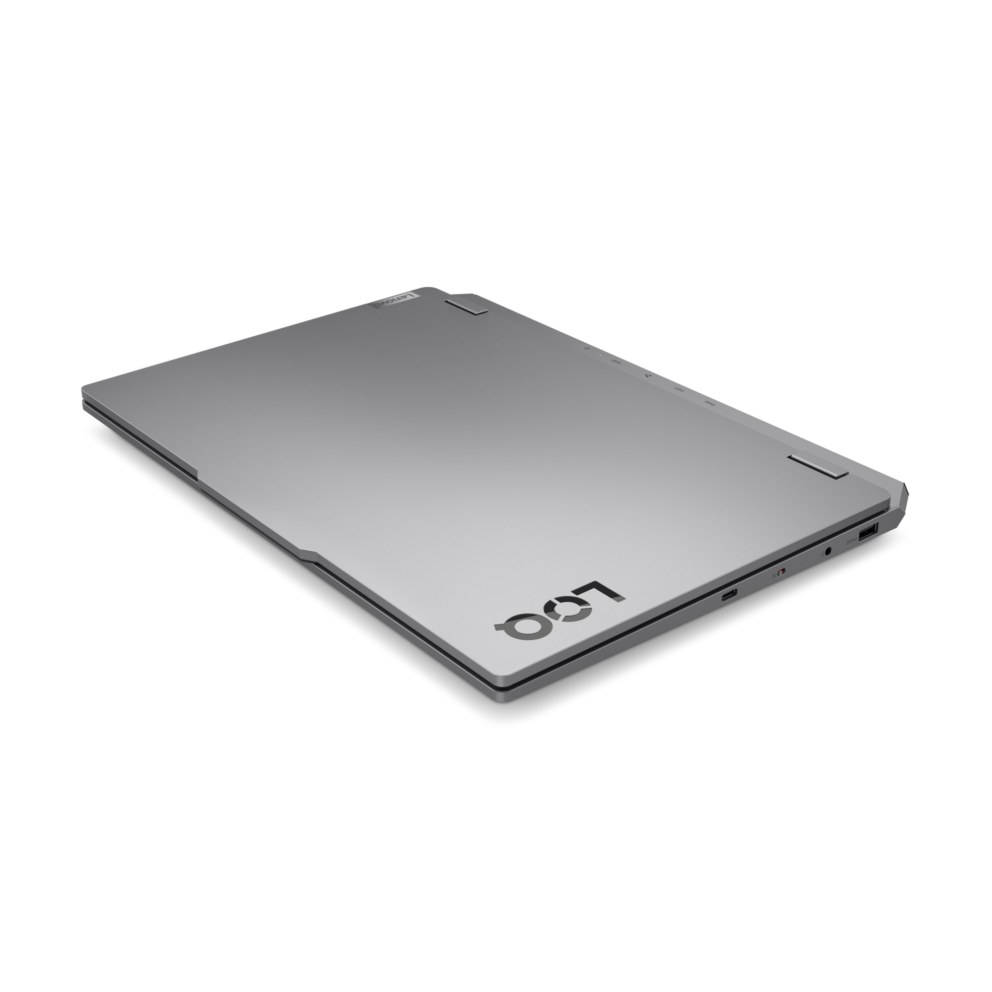 Silberner Laptop auf schwarzem Untergrund. Zeigt den Deckel mit Logo und Anschlüssen.