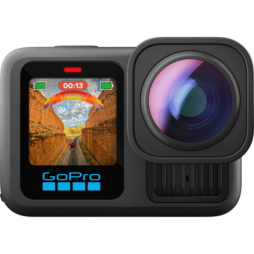 Czarna kamera GoPro. Ekran pokazuje kanion ze spadochronem. Obiektyw po prawej. Czas 00:13. Logo GoPro na dole.
