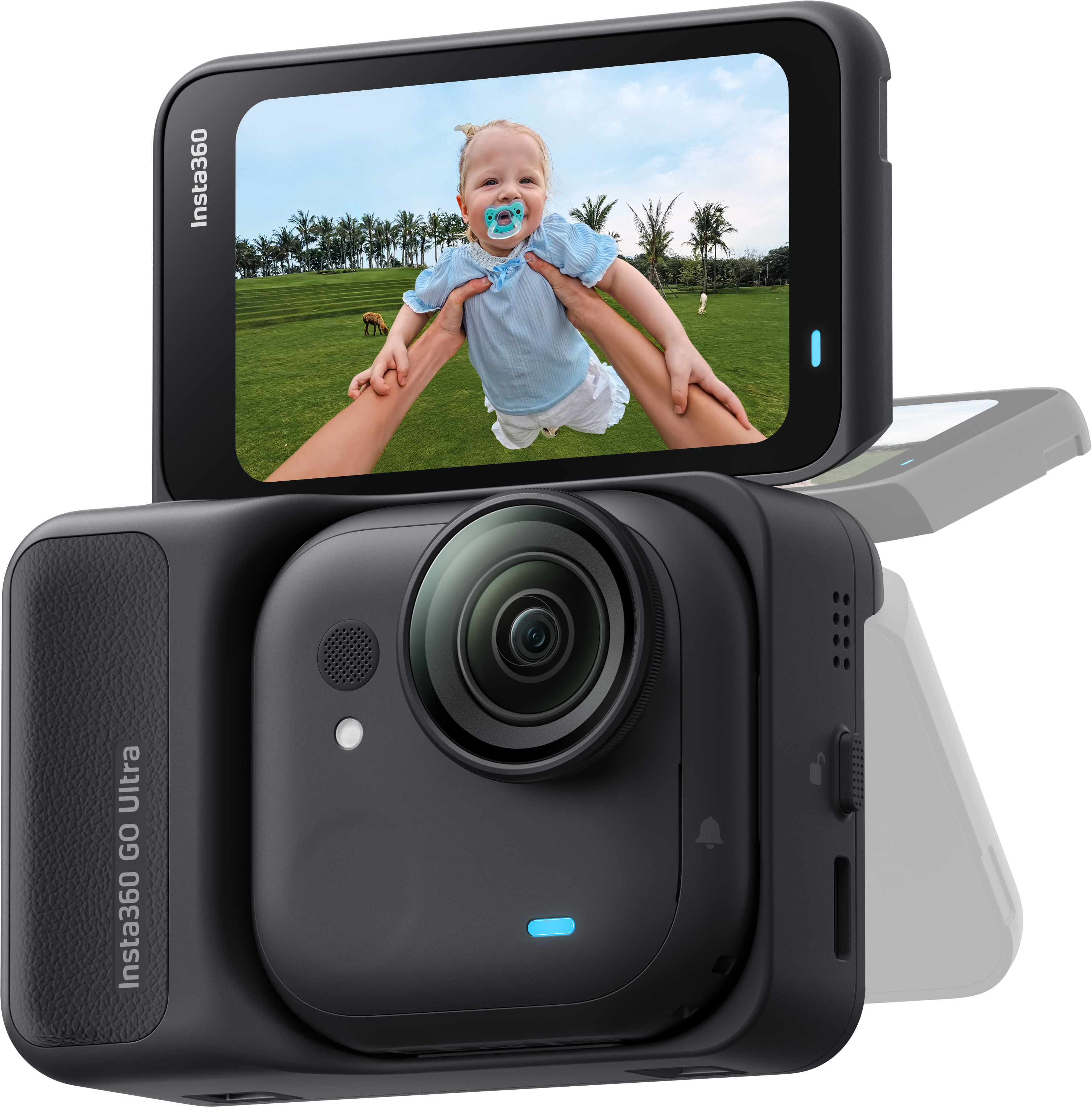 Eine schwarze Insta360 Go Ultra Kamera zeigt ein Baby, das von Händen hochgehalten wird. Im Hintergrund Rasen und Palmen.