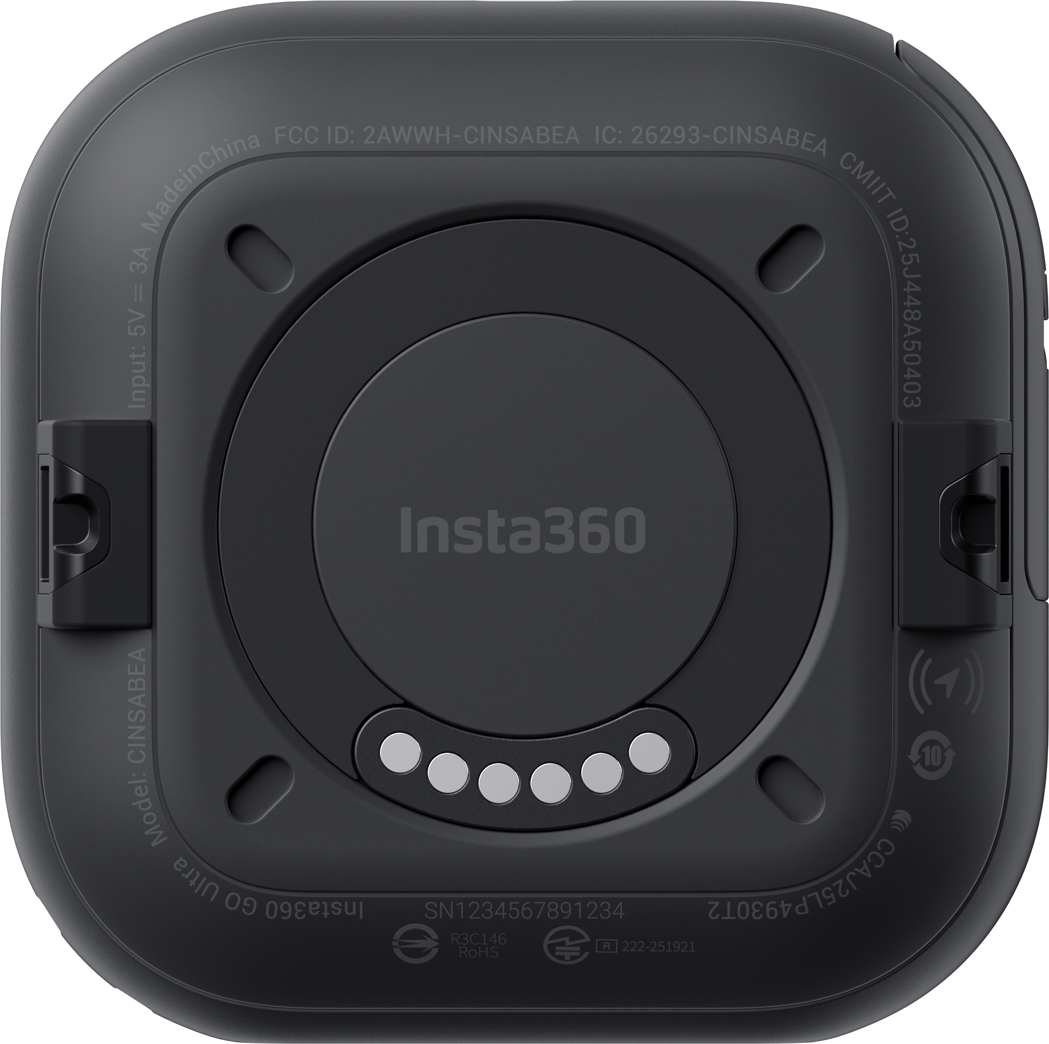 Schwarze Insta360 GO Ultra Kamerarückseite. Merkmale sind das Insta360-Logo, Seriennummer und technische Daten.