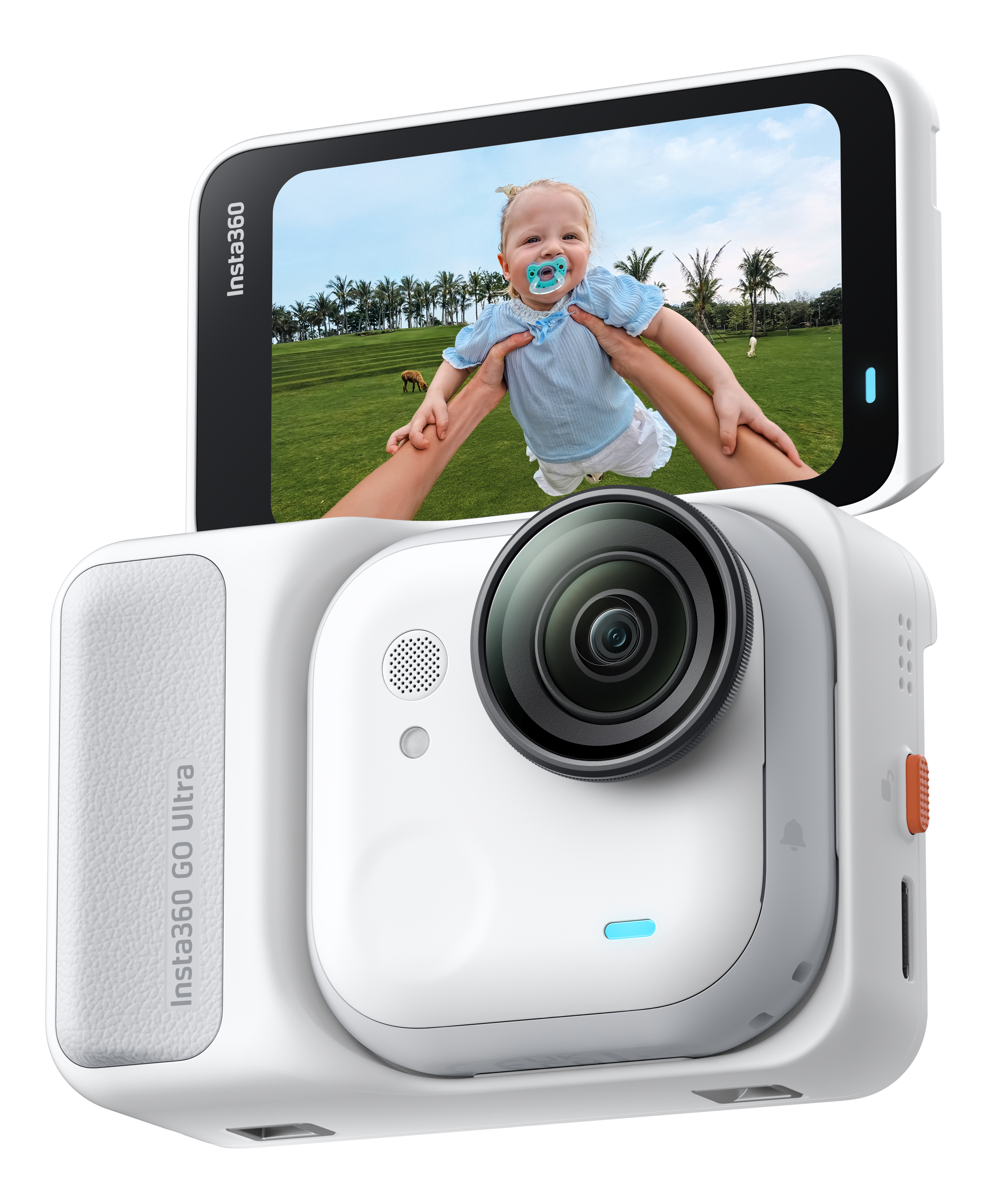 Eine weiße Insta360 Go Ultra Kamera zeigt ein Baby, das vor einem grünen Rasen mit Bäumen im Hintergrund gehalten wird.