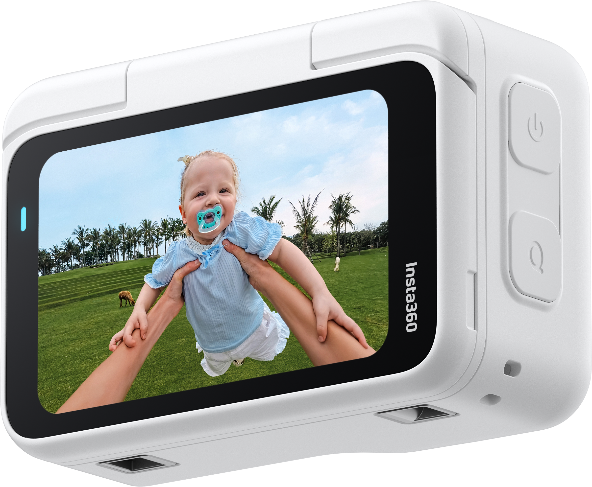 Ein Baby wird hochgehalten, durch die Insta360-Kamera gesehen. Der Hintergrund ist ein Park mit Palmen und Rasen.