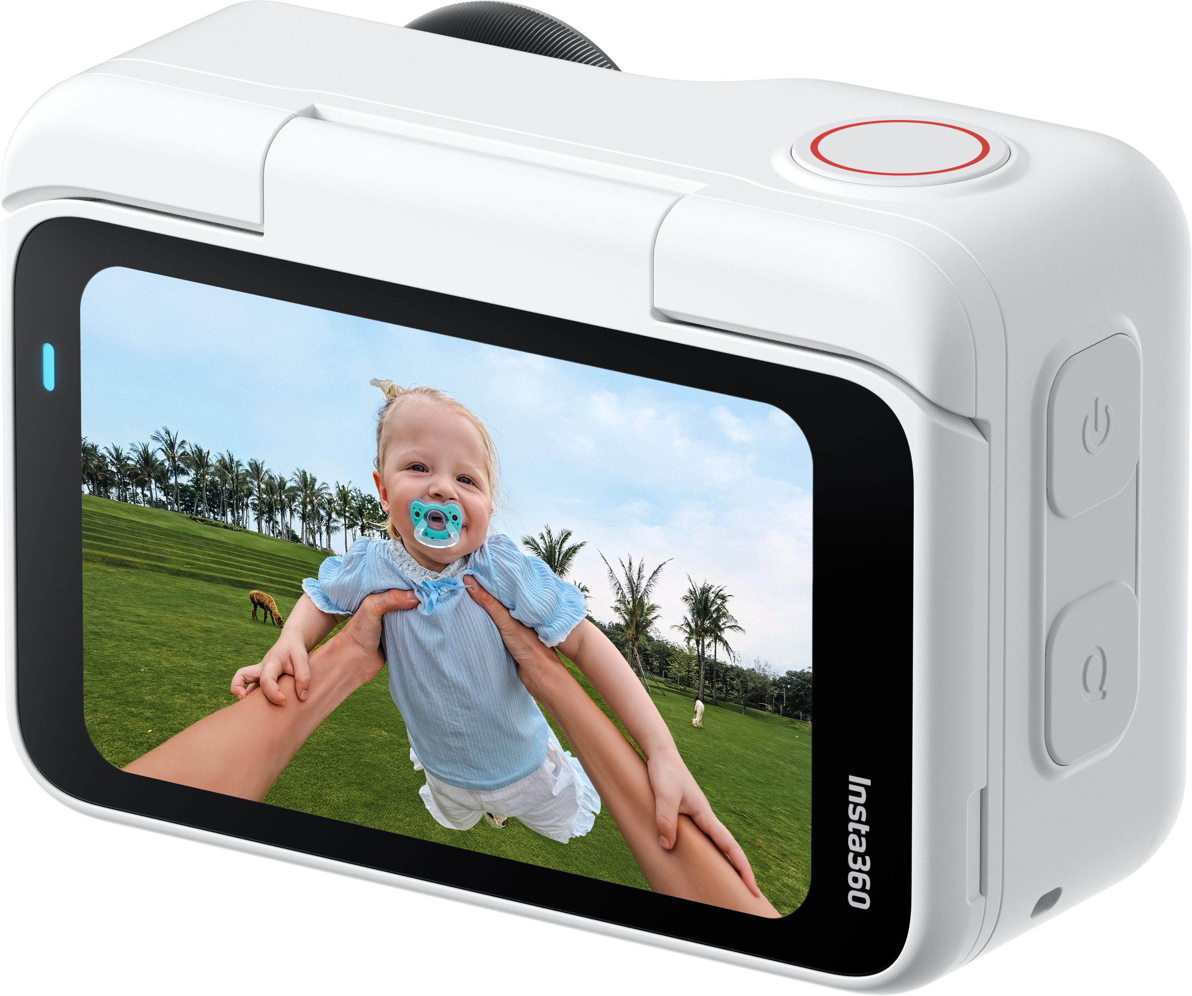 Eine weiße Insta360-Kamera zeigt ein hochgehaltenes Kind. Das Kind trägt einen Schnuller, ein blaues Hemd und weiße Shorts. Im Hintergrund sind Palmen zu sehen.