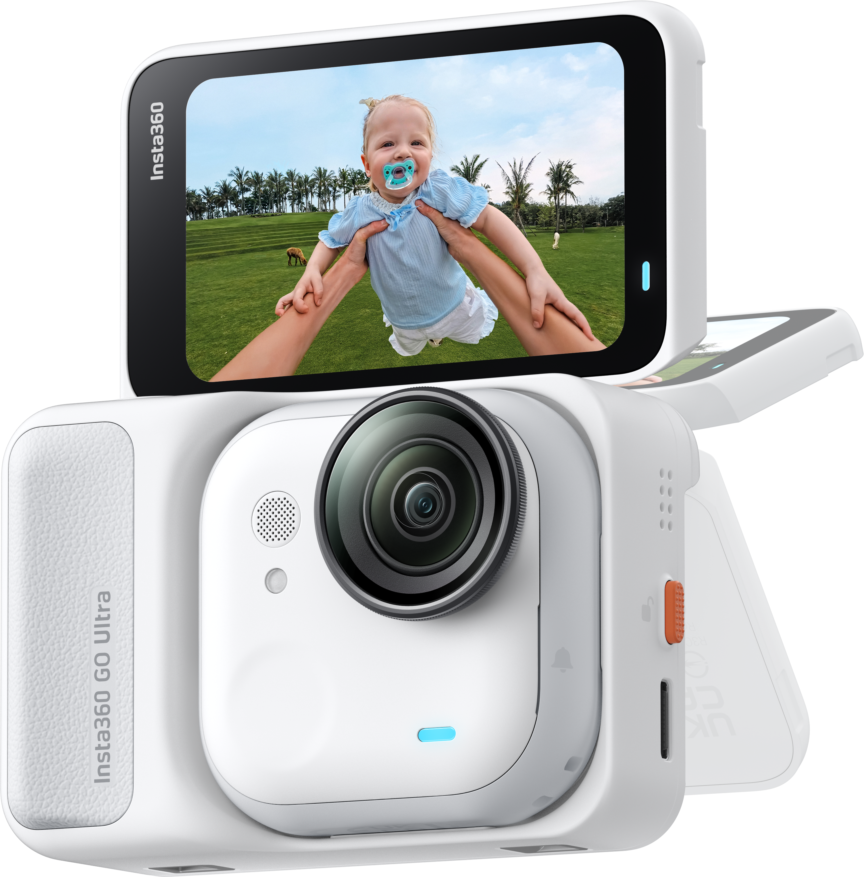 Ein Baby in blauem Hemd und Schnuller wird vor einem weißen Insta360-Kameragerät hochgehalten.