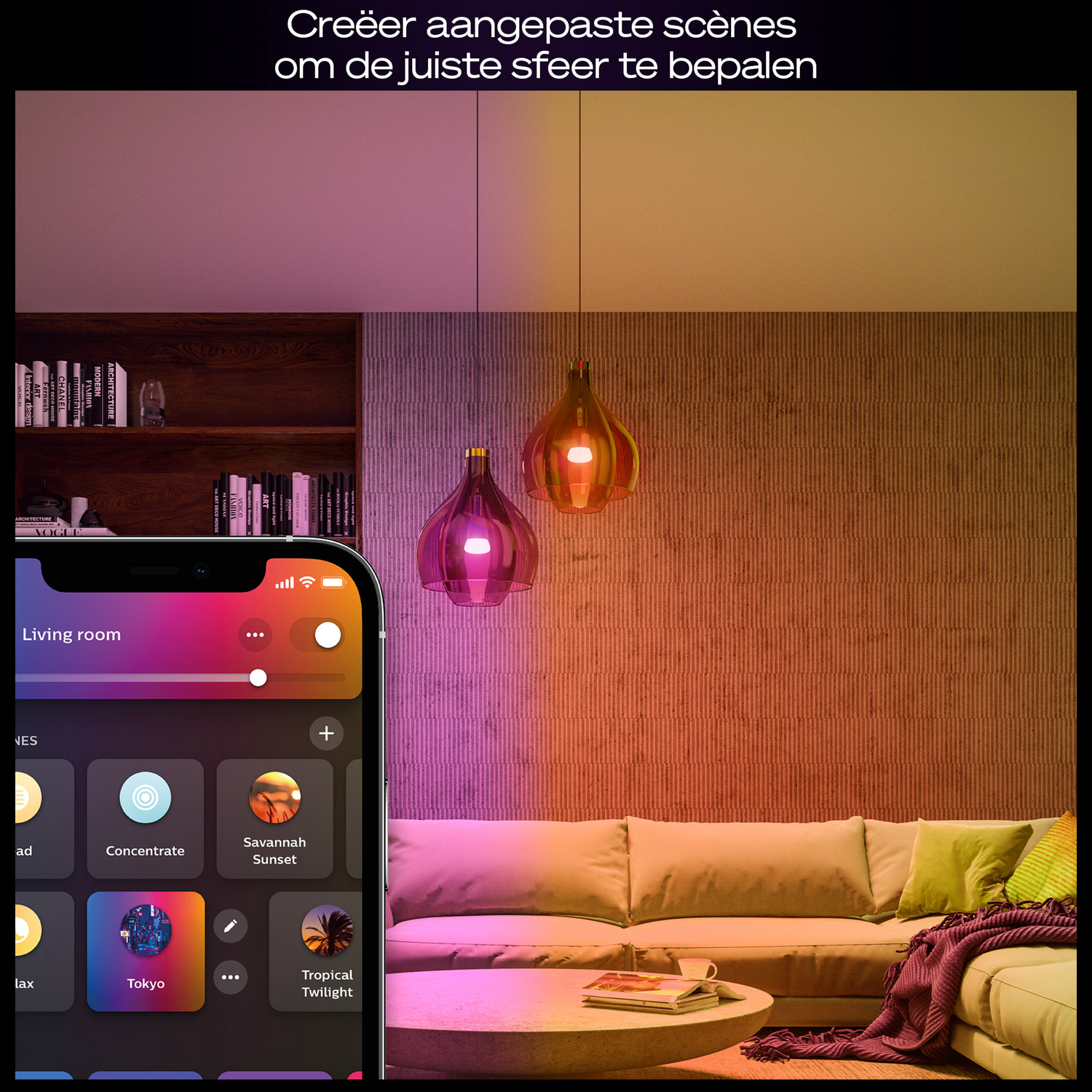 Woonkamerscène met kleurrijke lichten, telefoon bedient lichten. Bank, salontafel en hanglampen zijn zichtbaar.