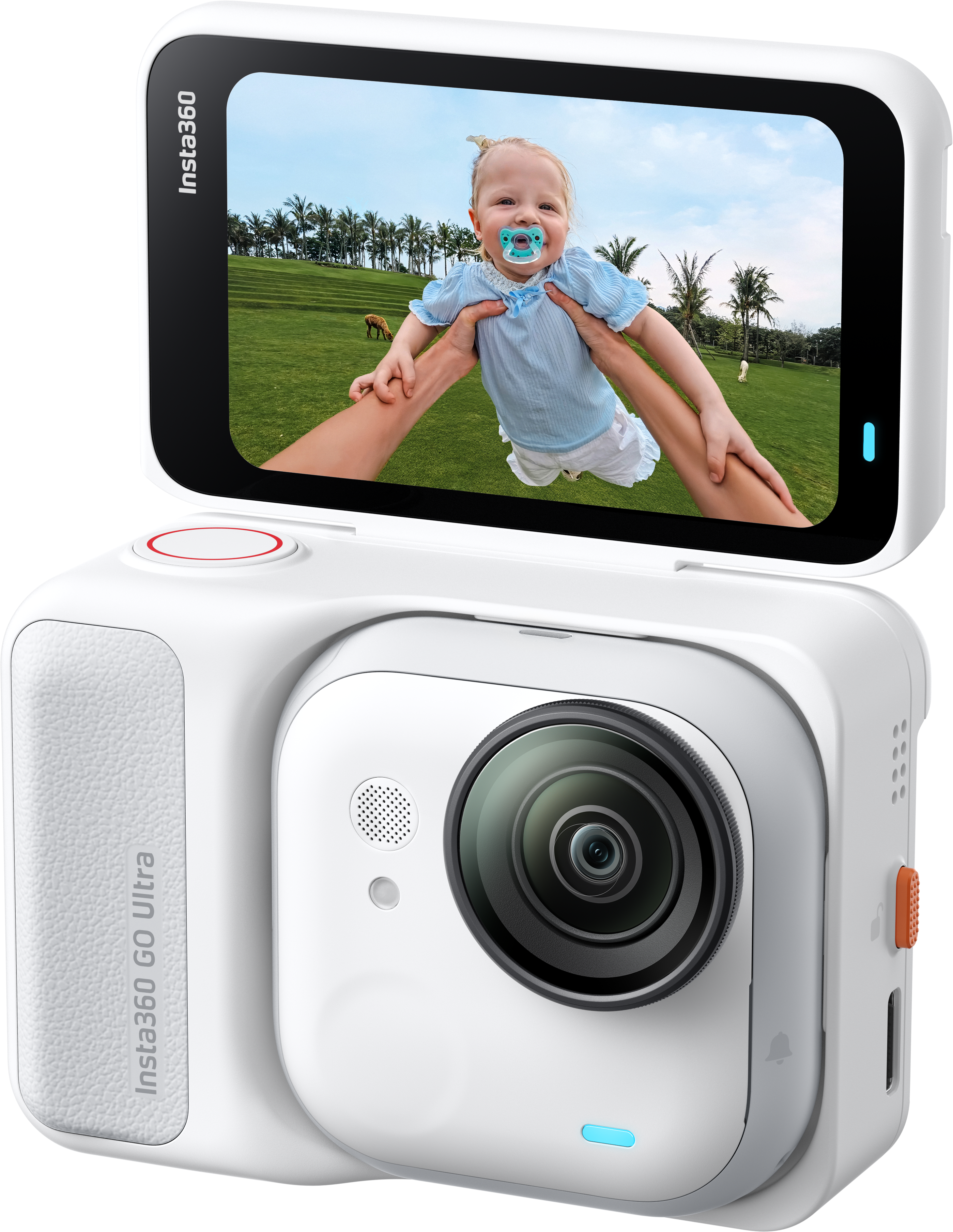 Weiße Insta360-Kamera zeigt ein hochgehaltenes Kind. Das Kind trägt ein blaues Hemd und Schnuller. Grünes Gras und Palmen im Hintergrund.
