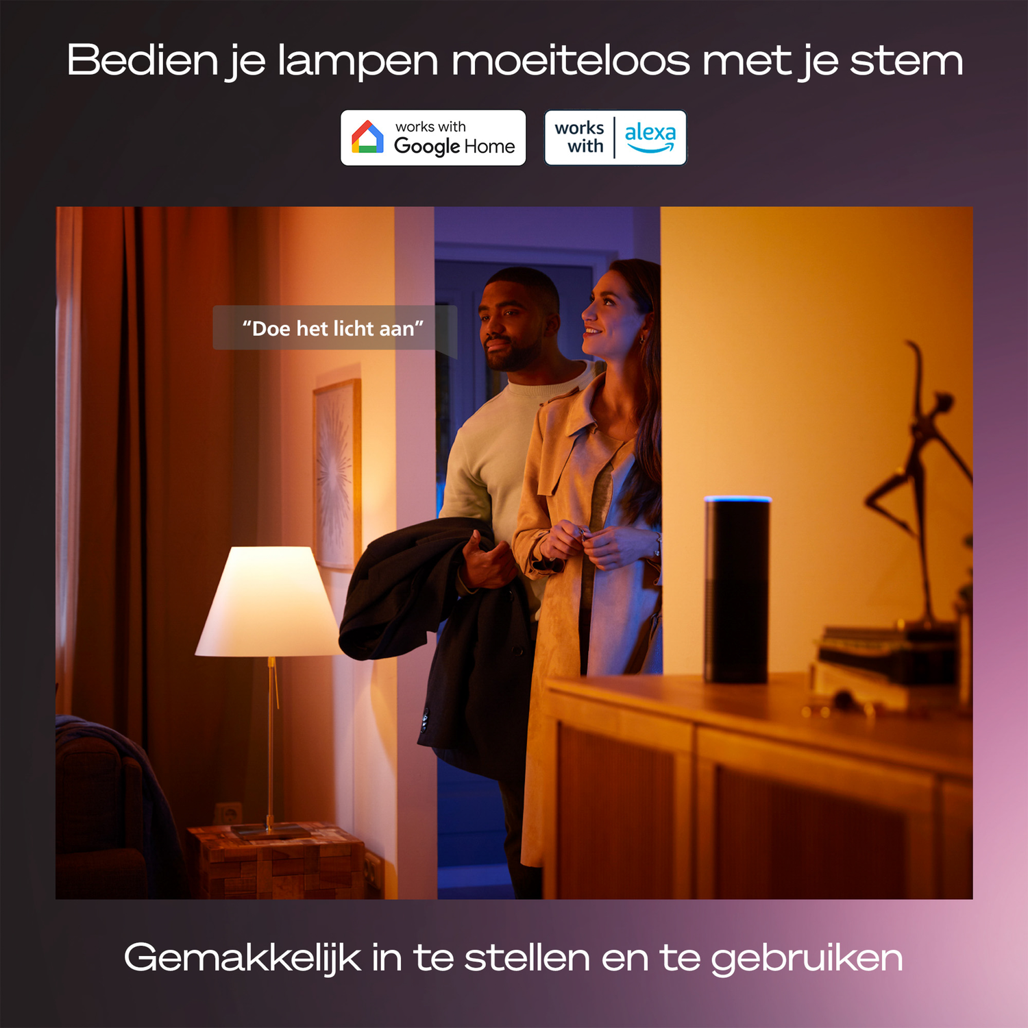 Een stel in een kamer met een lamp en een slimme speaker. Een man houdt een jas vast en een vrouw kijkt naar de speaker.