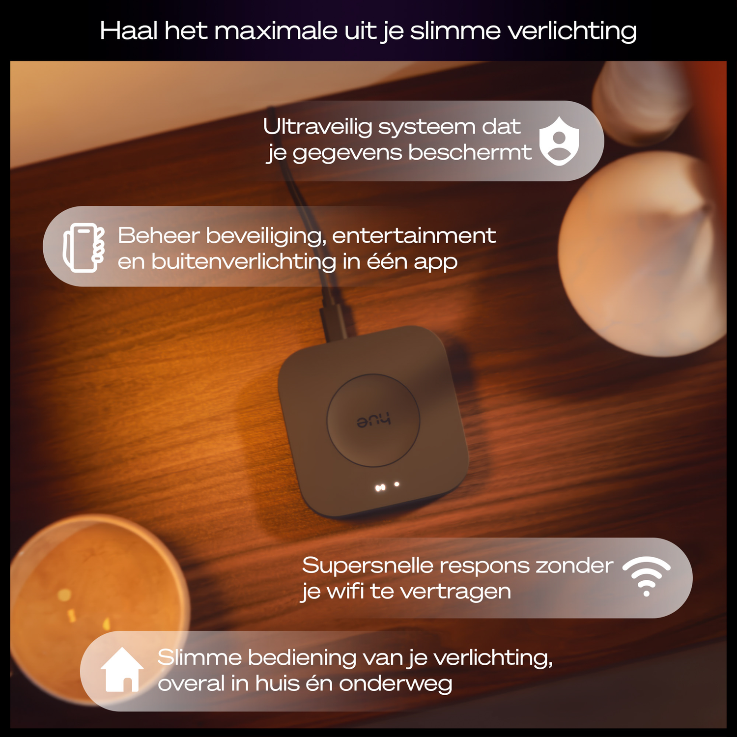 Een smart home-apparaat op een houten tafel. Het heeft tekstballonnen met beschrijvingen over beveiliging, bediening via app en snelle respons.