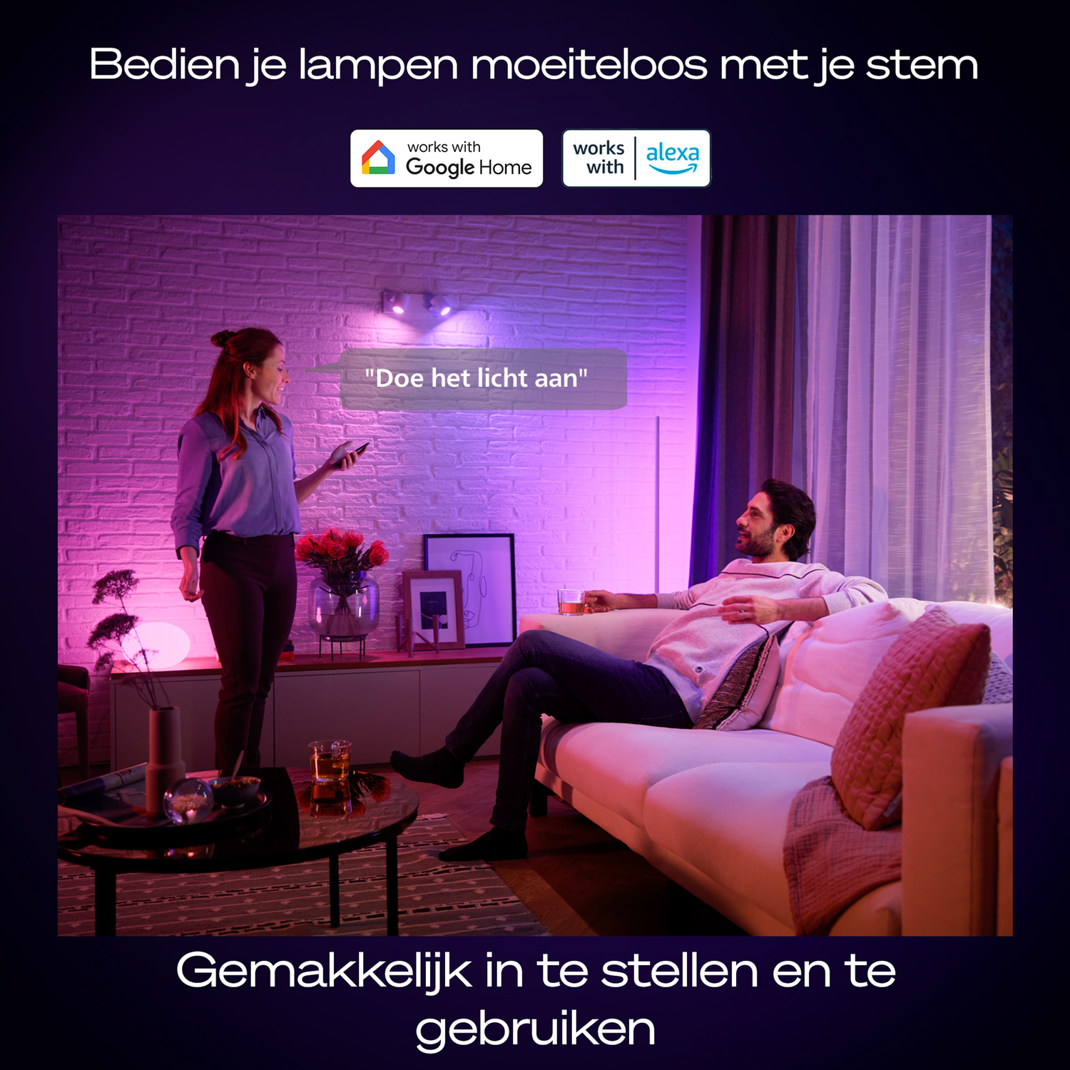 Vrouw met telefoon. Man op bank. Roze en paarse verlichting. Tekst: 'Bedien uw lampen moeiteloos met uw stem'.