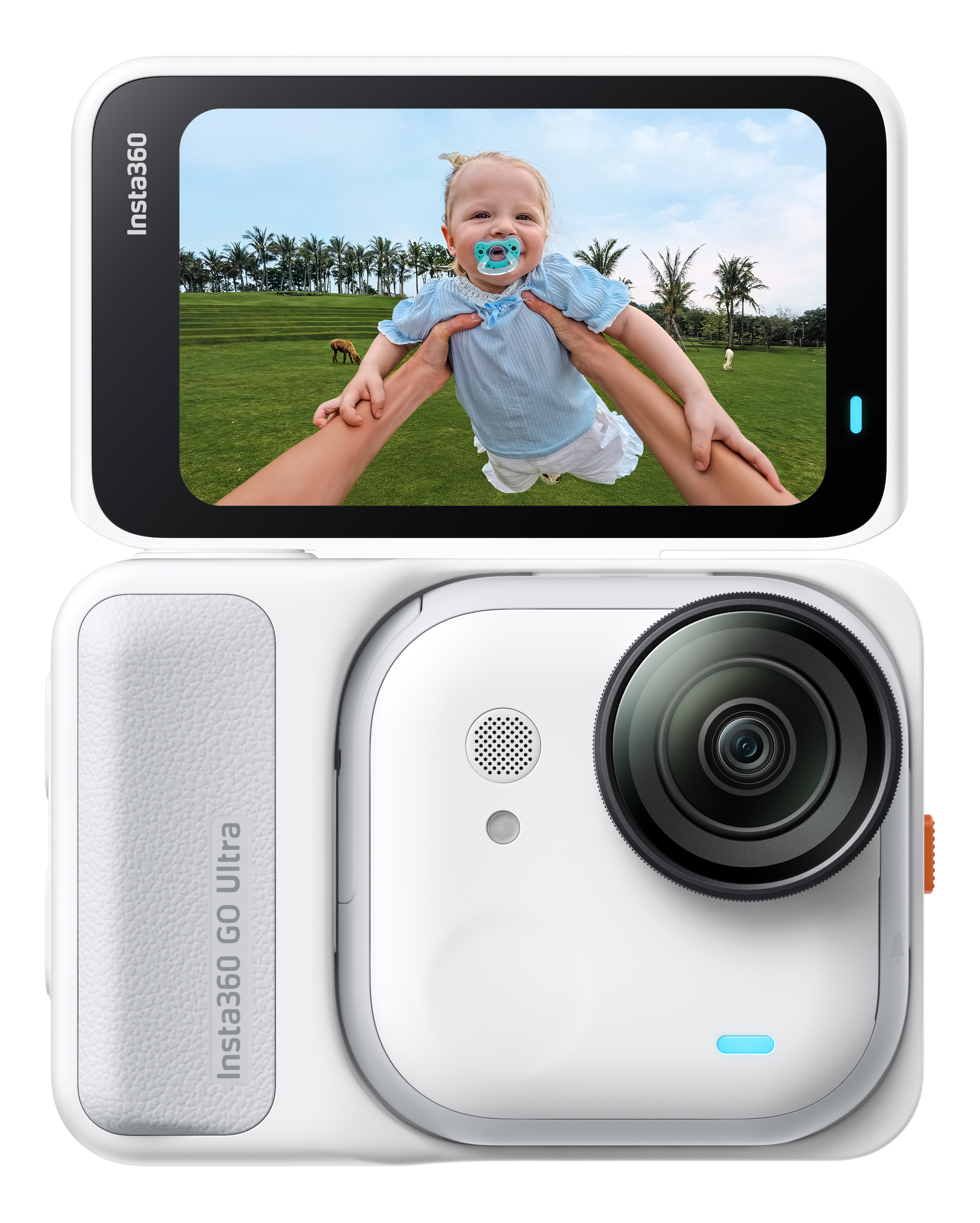 Eine weiße Insta360-Kamera mit einem Bildschirm, der ein hochgehaltenes Baby zeigt. Das Baby trägt einen Schnuller und lächelt. Palmen im Hintergrund.