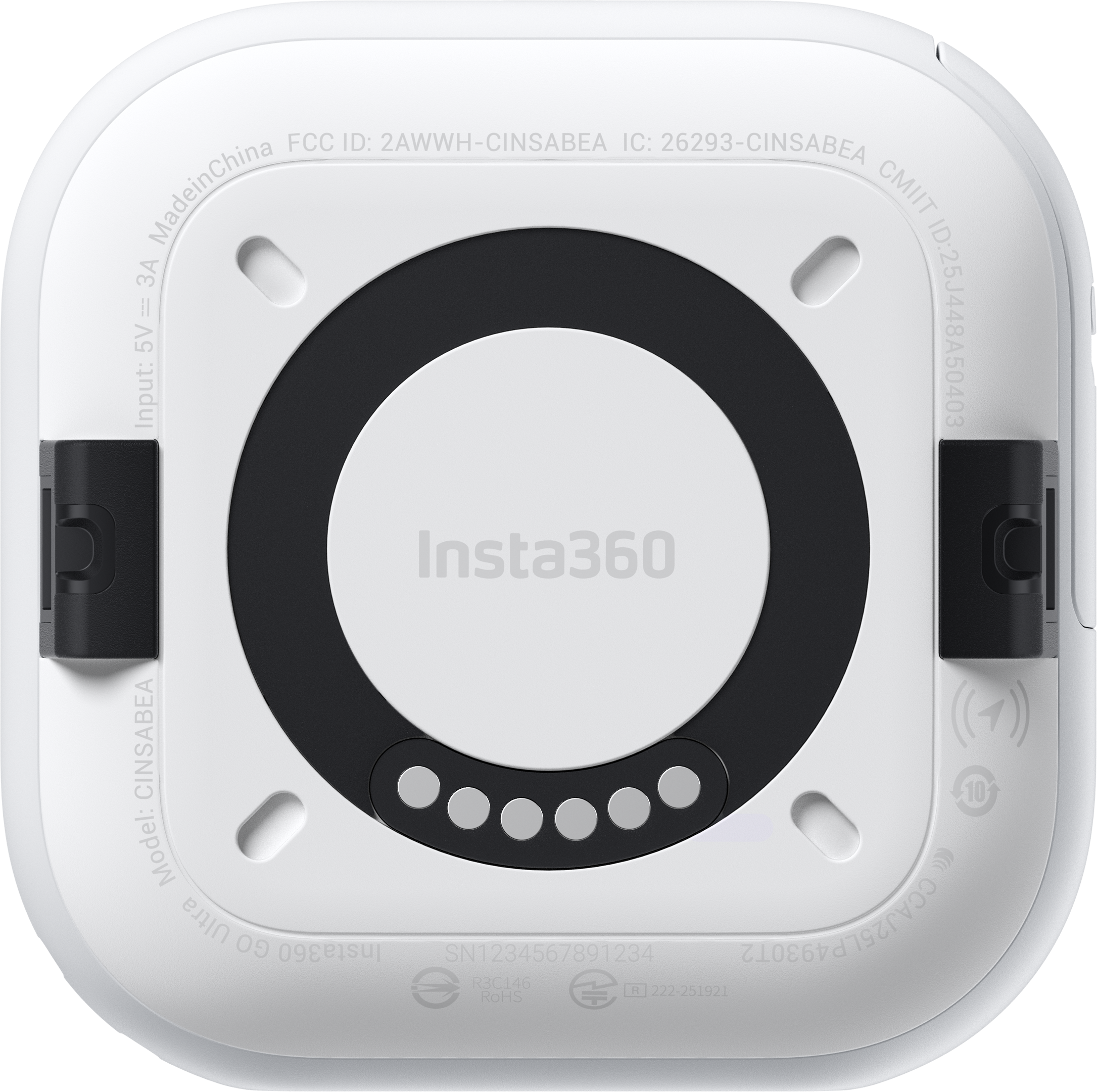 Weiße Insta360 GO Ultra Kamerabasis mit schwarzen Akzenten, Seriennummer und regulatorischen Informationen aufgedruckt.