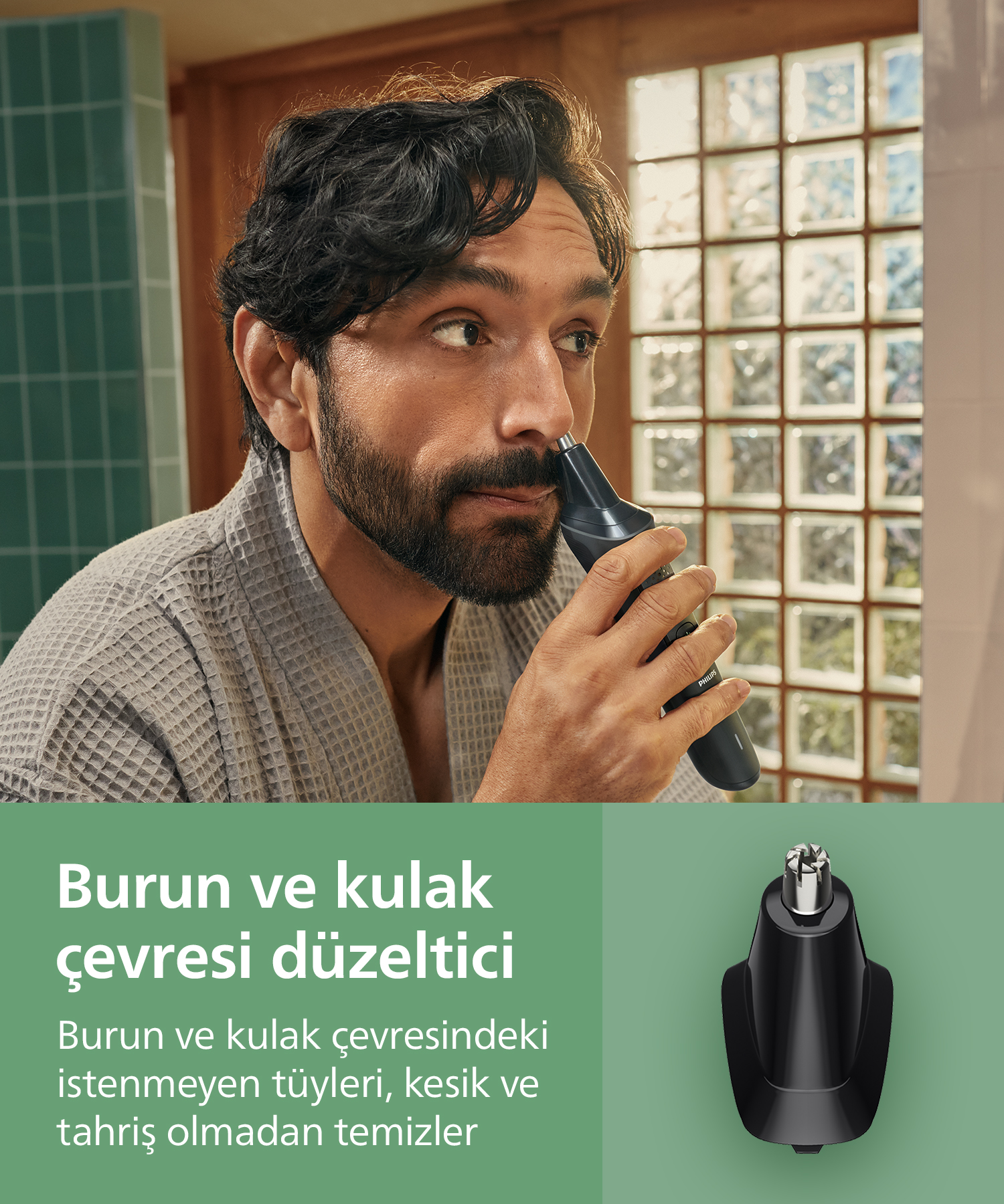 Bir adam banyoda Philips düzeltici ile burun kıllarını kesiyor. Arka planda fayanslı bir duvar ve cam tuğla bir pencere görülüyor.