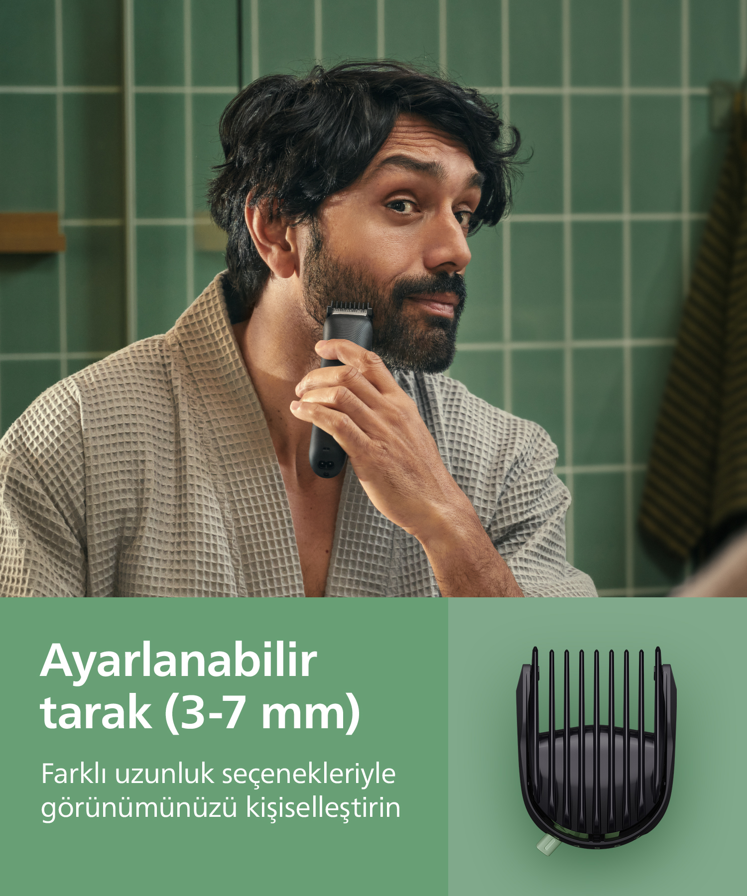 Bir adam, siyah bir tıraş makinesiyle sakalını tıraş ediyor, bornoz giyiyor. Bir sakal tarağı görüntüleniyor. Yeşil fayanslı duvar arka planı.