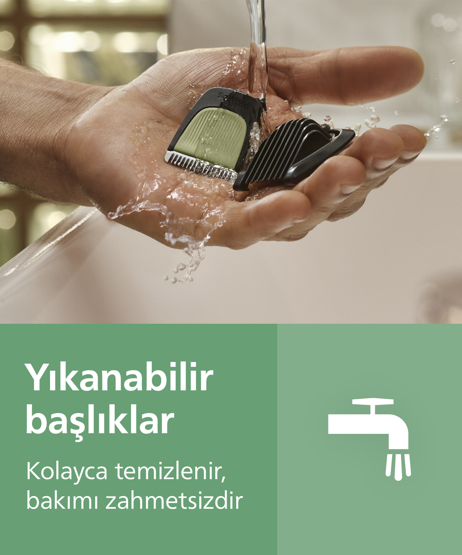 Bir el, akan suyun altında iki siyah ve yeşil düzeltici başlığı tutuyor. Başlıklar beyaz bir lavaboda durulanıyor.