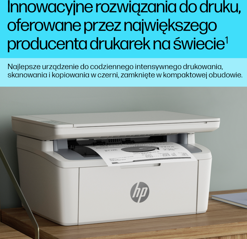 Biała drukarka HP na drewnianym biurku. Drukowanie papieru. Tekst powyżej mówi 'innowacyjne rozwiązania do druku'.