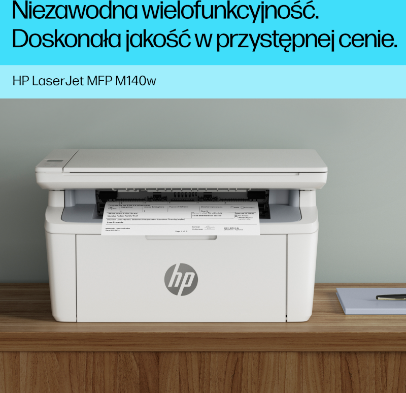 Biała drukarka HP Laser Jet na drewnianym stole. Wydrukowany dokument jest w tacy. Niebieski notatnik i długopis po prawej stronie.