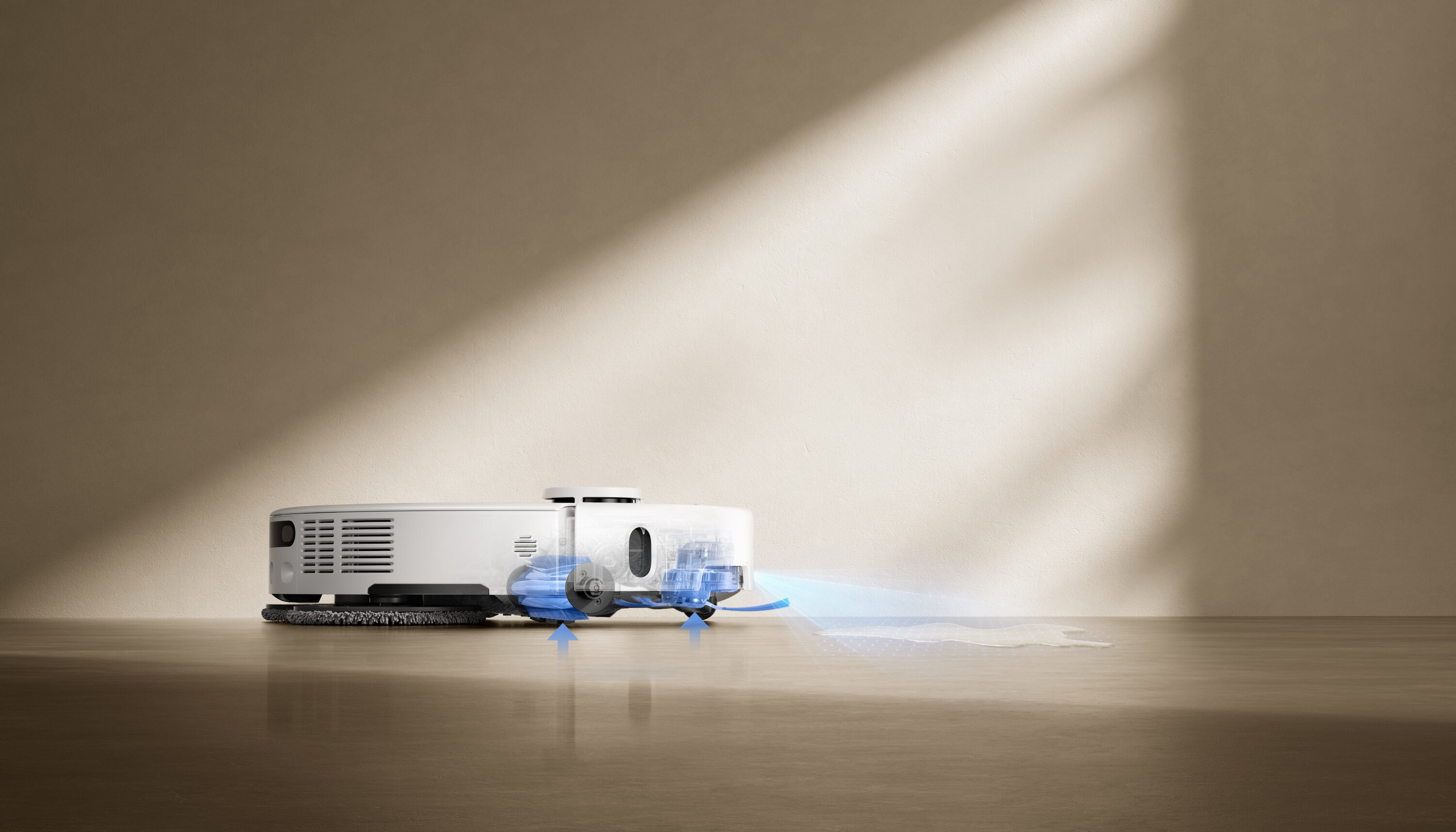 Biały robot odkurzacz mopuje drewnianą podłogę. Niebieskie strumienie wskazują na rozprowadzanie wody. Beżowa ściana w tle.