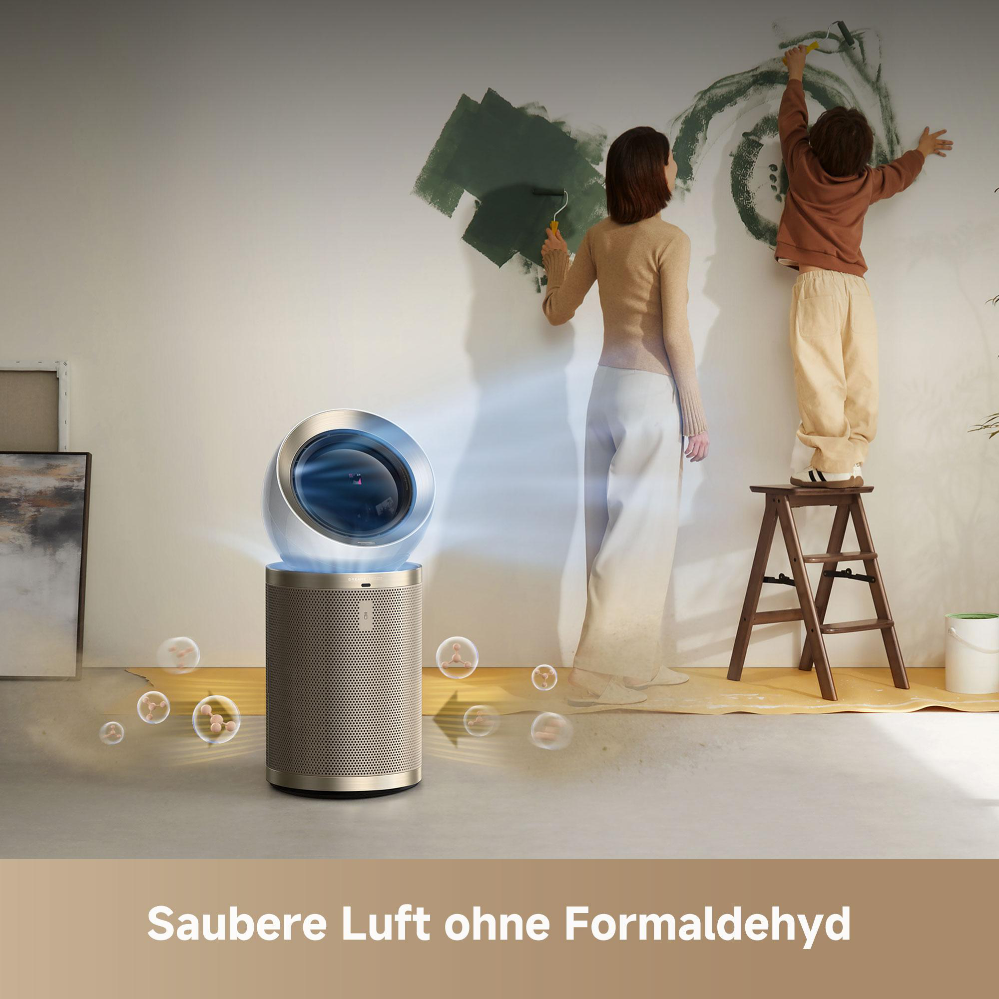 Eine Frau und ein Kind malen eine Wand grün. Ein Luftreiniger befindet sich im Vordergrund. Blasen schweben um den Reiniger.