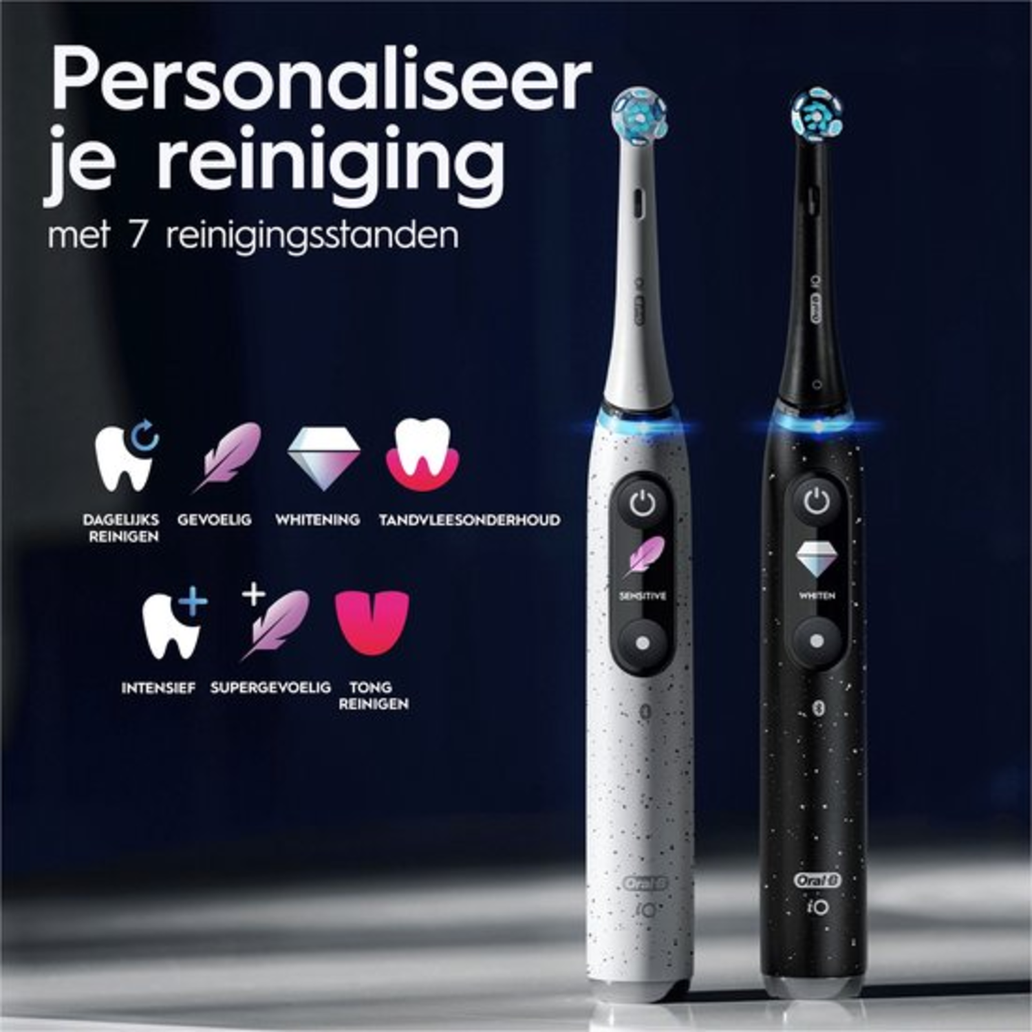 Deux brosses à dents électriques, une blanche et une noire, avec différents modes de nettoyage. Texte : Personnalisez votre nettoyage avec 7 modes.