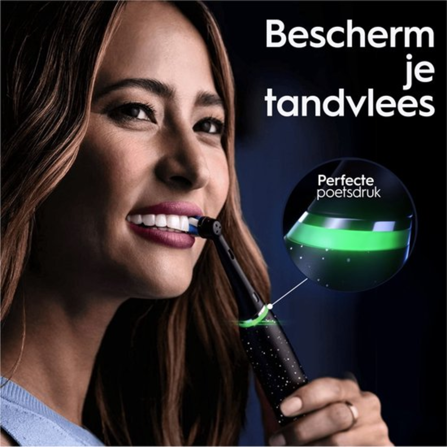 Femme souriante, utilisant une brosse à dents électrique noire. Texte : 'Protégez vos gencives'. Gros plan sur l'indicateur d'intensité de brossage vert.