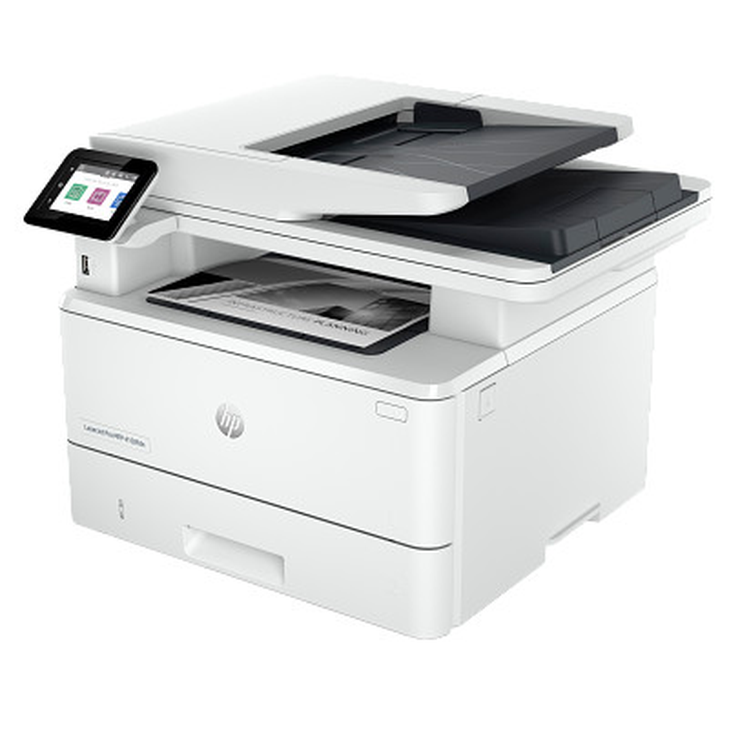 Een witte HP-printer met een zwarte scannerklep. Een touchscreen-display bevindt zich aan de zijkant. Een afgedrukt document zit erin.