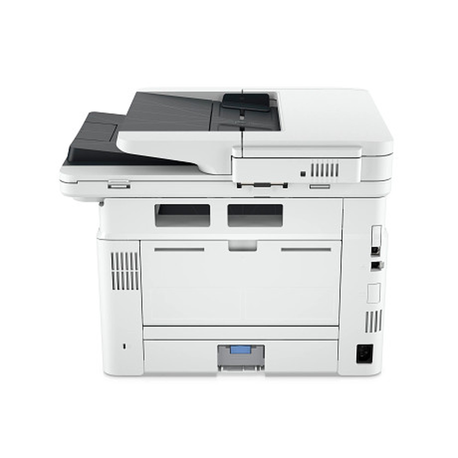 Een witte printer op een witte achtergrond, de bovenkant heeft een zwarte scanner, diverse openingen en een netsnoer.