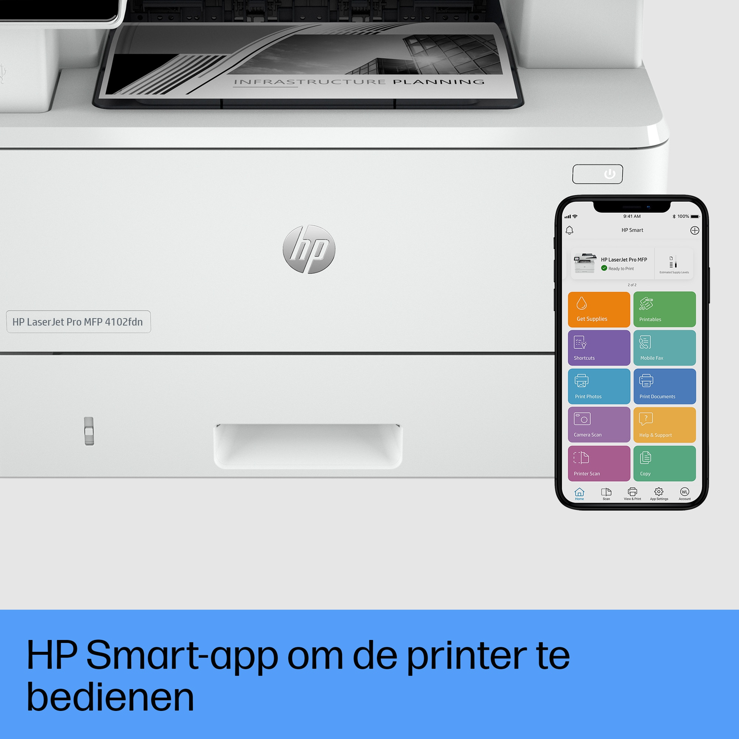 Een witte HP-printer met een mobiele telefoon die de HP Smart-app weergeeft. Het scherm toont afdrukopties.