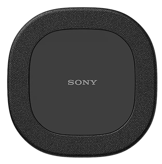 Czarny, zaokrąglony głośnik. Środek jest ciemniejszy szary z logo Sony. Zewnętrzna krawędź jest teksturowana, jaśniejszy szary.