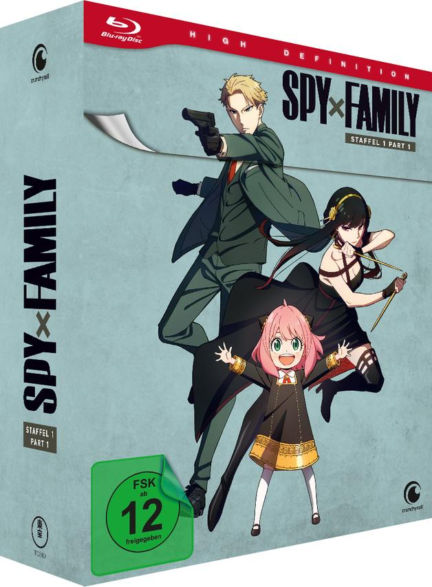 Cover-Art für Spy x Family mit drei Charakteren. Ein Mann mit einer Waffe, eine Frau mit einer Waffe und ein lächelndes Mädchen.