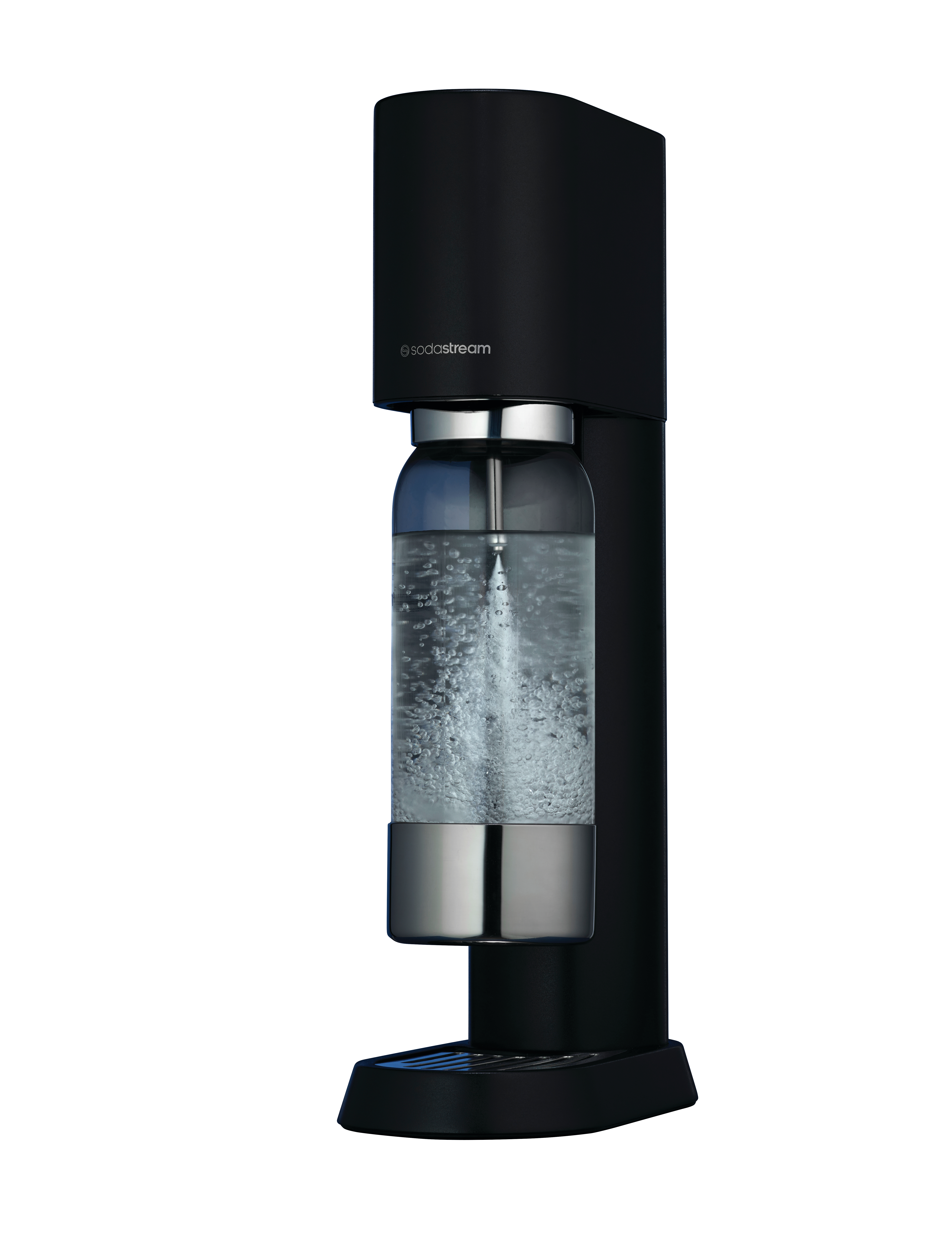 Eine schwarze SodaStream-Maschine mit einer Glasflasche mit Wasser. Das Wasser sprudelt darin.