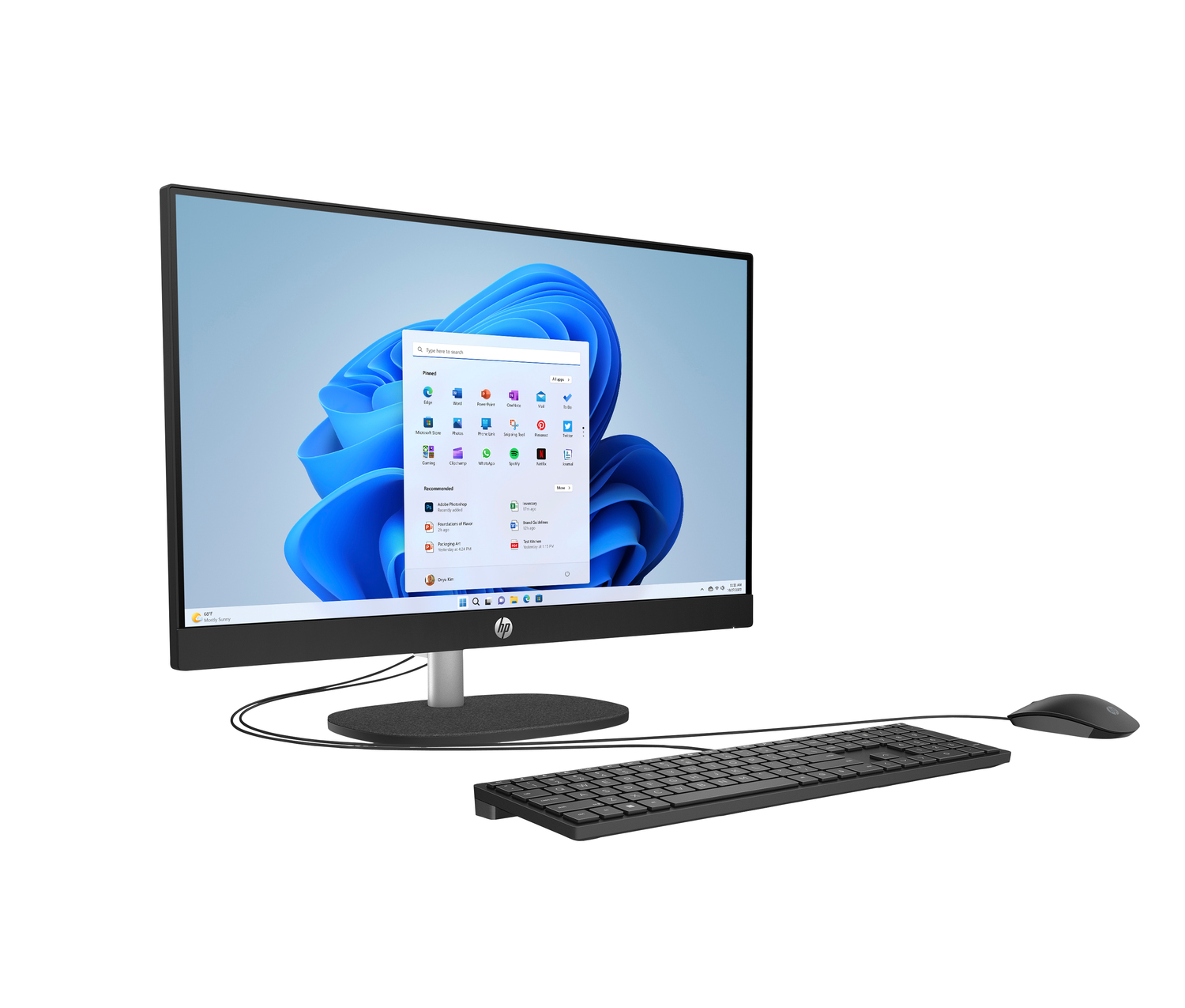 Una computadora HP todo en uno. Tiene un monitor, teclado y ratón negros. La pantalla muestra el menú de inicio de Windows 11.