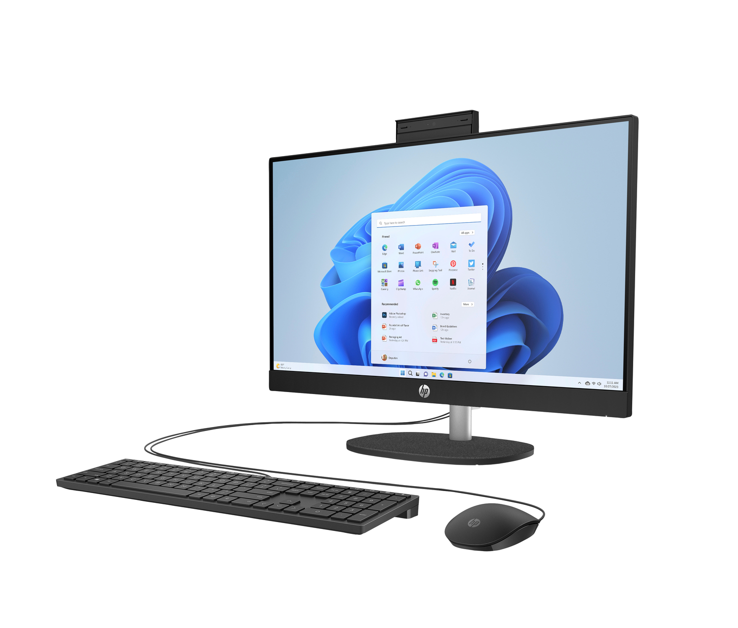 Una computadora HP todo en uno. Tiene una pantalla, teclado y ratón negros sobre un fondo blanco. La pantalla muestra la interfaz de Windows 11.