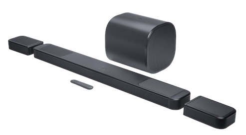 Czarny soundbar, subwoofer, dwa głośniki i pilot na białym tle. Soundbar jest na środku.